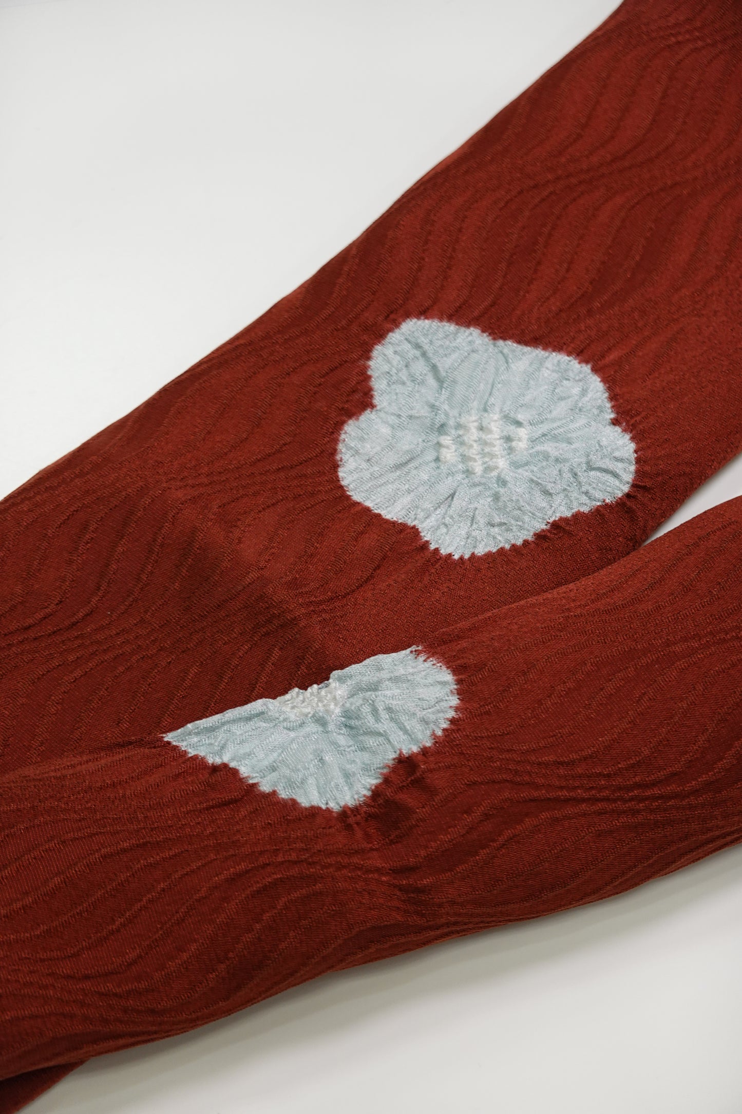 【襟の衿秀】帯揚げ 輪出し(りんだし) 絞り 梅文様 紅樺ー赤茶系