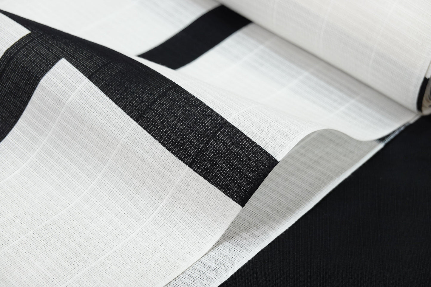 【誉田屋源兵衛】浴衣地『やぶれ格子』白地に黒 - きものKUREHA