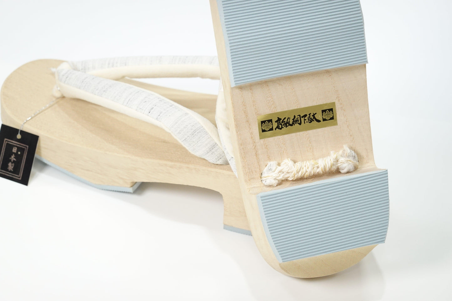 桐下駄 〈近江の麻〉白グレー系 白木台 - きものKUREHA