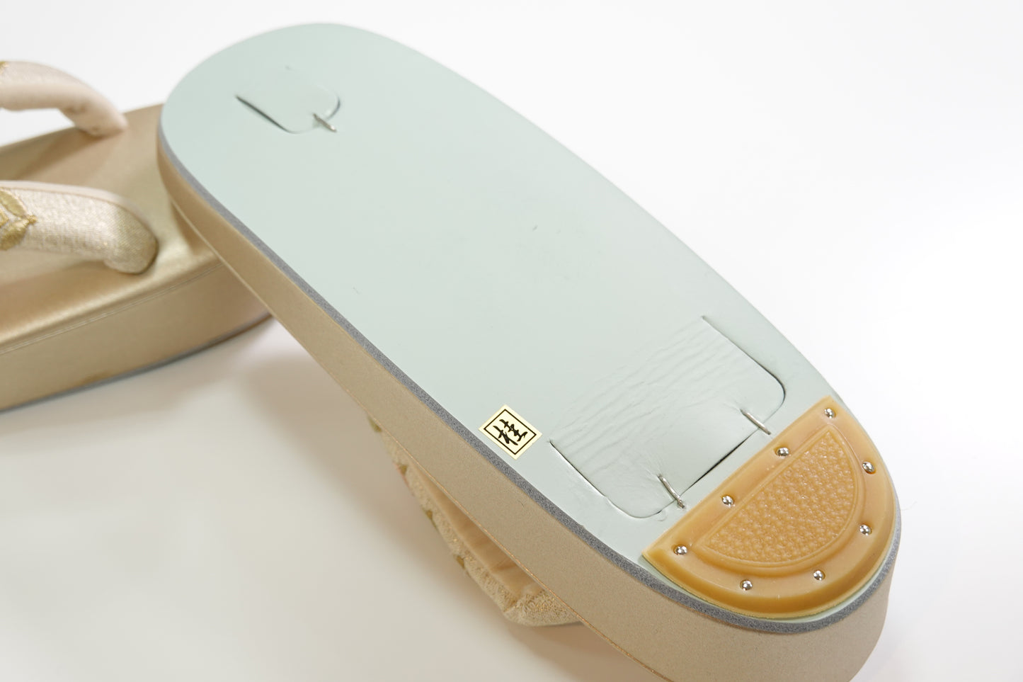 【衿秀】本革草履 七宝 金 刺繍鼻緒 薄金台 M