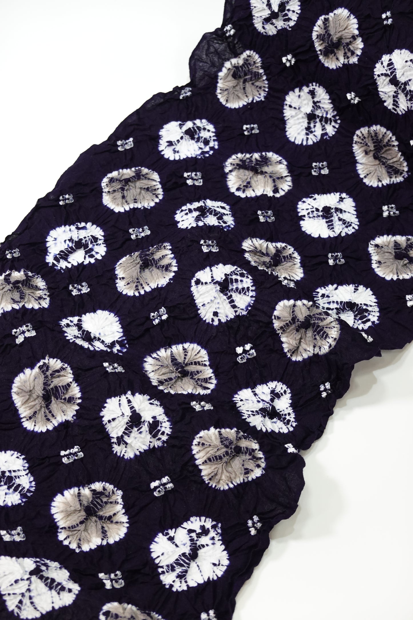 〈工芸絞り〉有松絞 浴衣地 「十字花」 紺に茶花 【伝統的工芸品 有松鳴海絞】