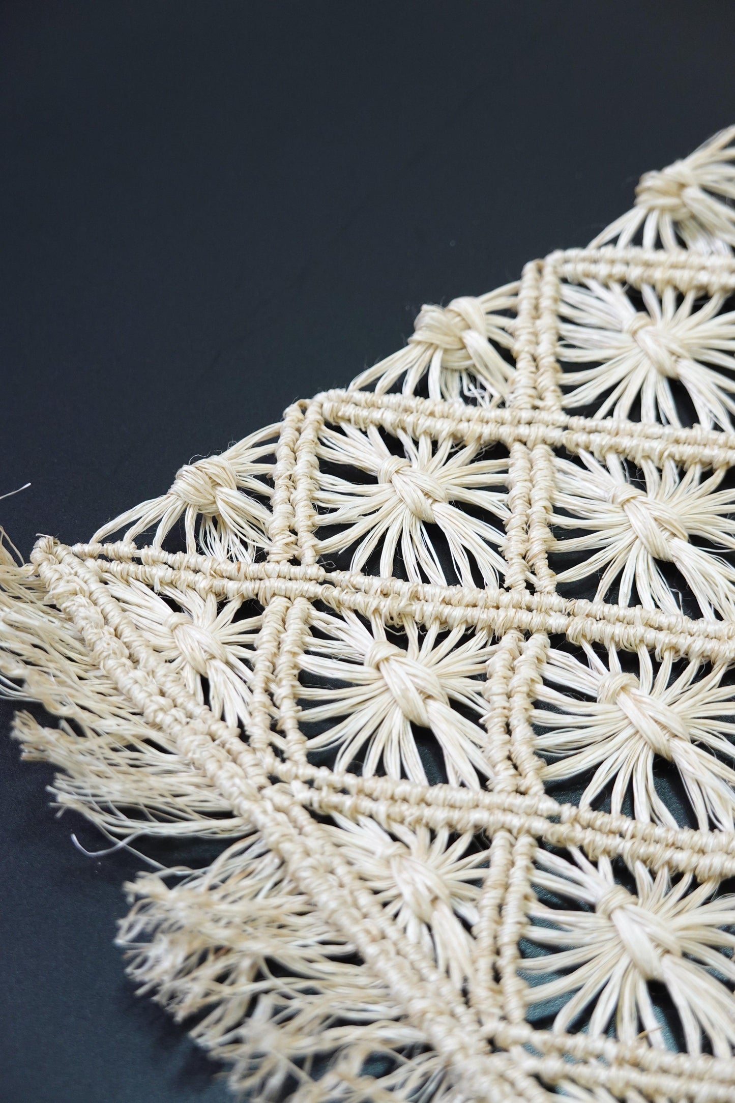 【誉田屋源兵衛】角帯 芭蕉角繋 白〈男性用〉 - きものKUREHA