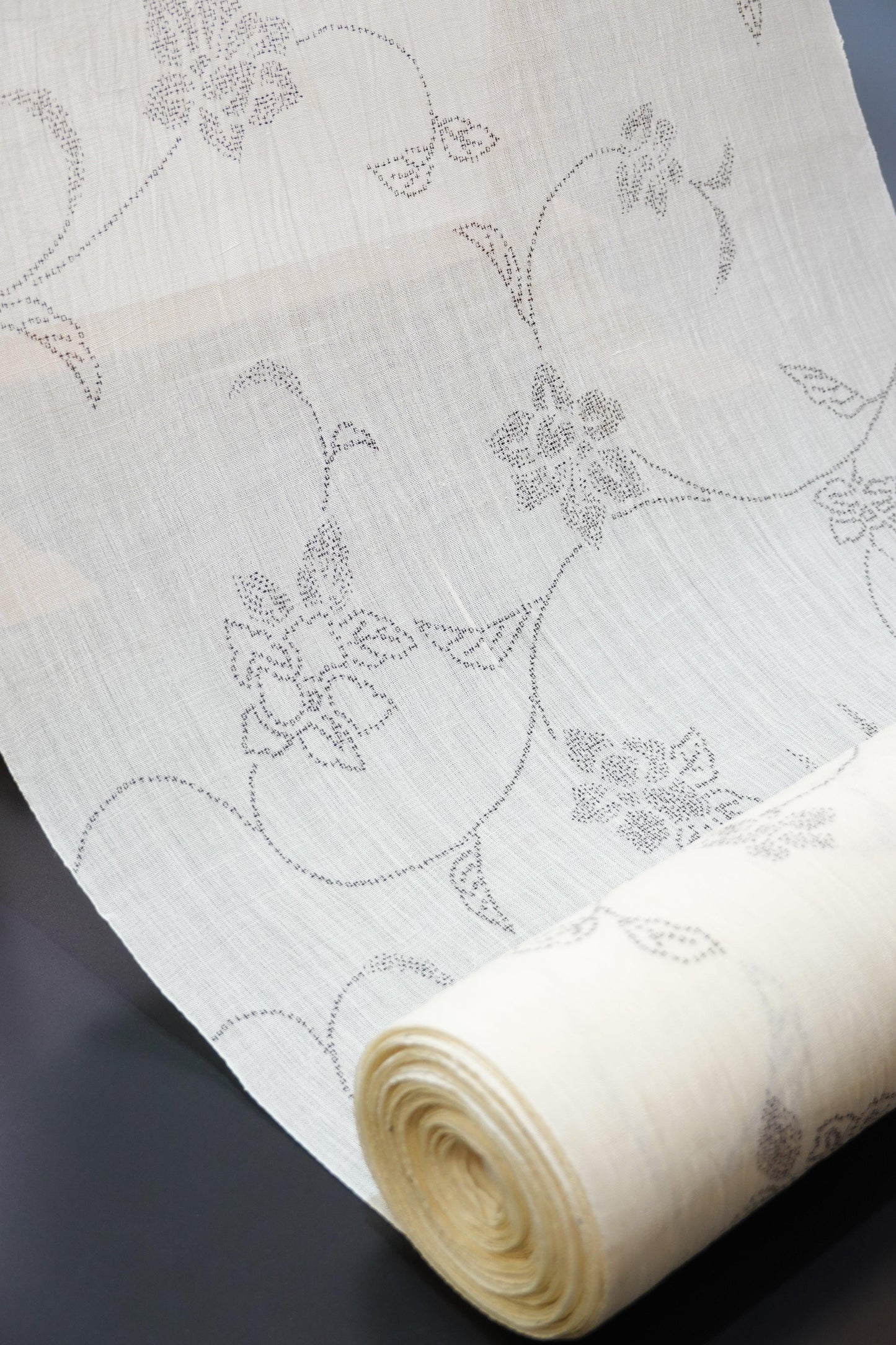 〈夏着物〉小千谷縮 -唐草ー マンガン染め絣〈オーガニック麻〉 - きものKUREHA