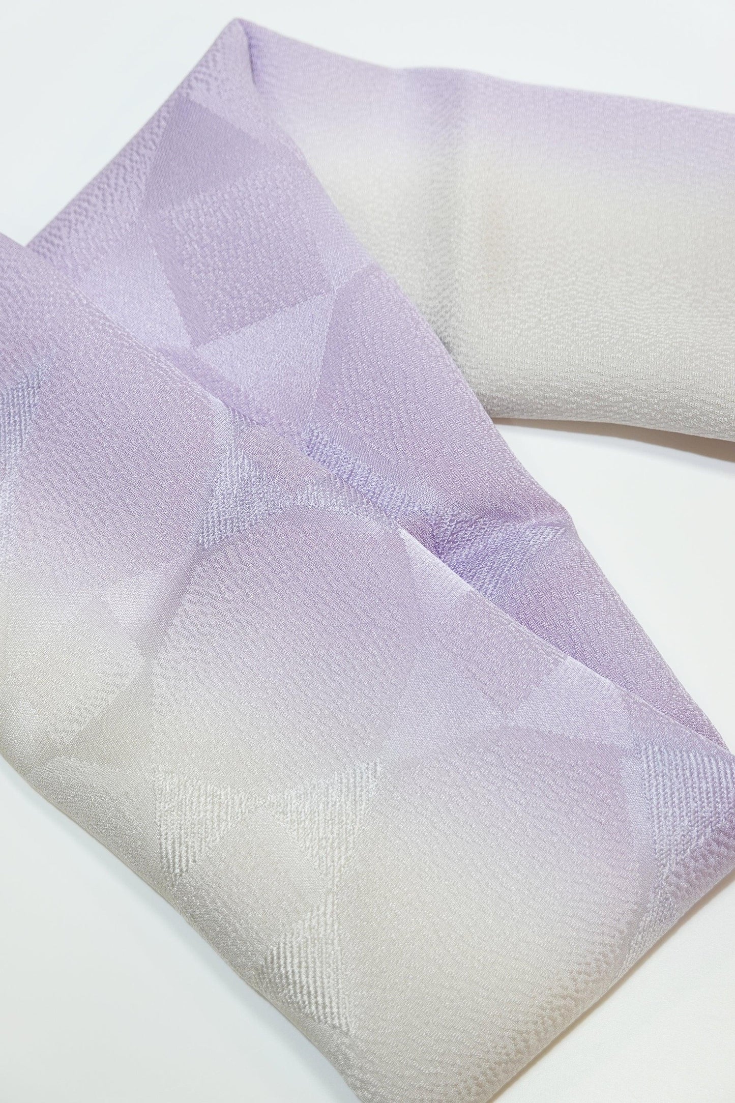 【襟の衿秀】帯揚げ 二色ぼかし〈グレー 藤色系〉 - きものKUREHA