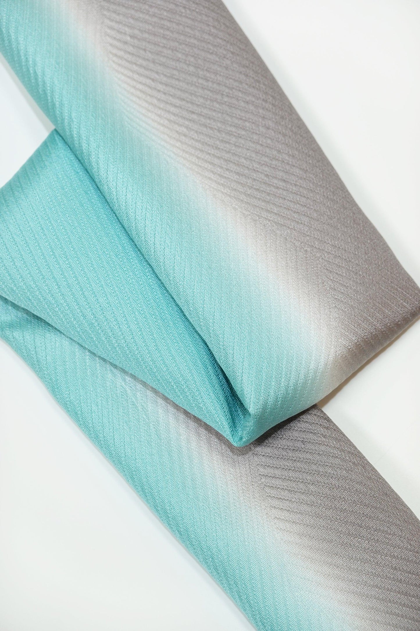 【襟の衿秀】風通 帯揚げ 二色ぼかし〈グレー 水色系〉 - きものKUREHA