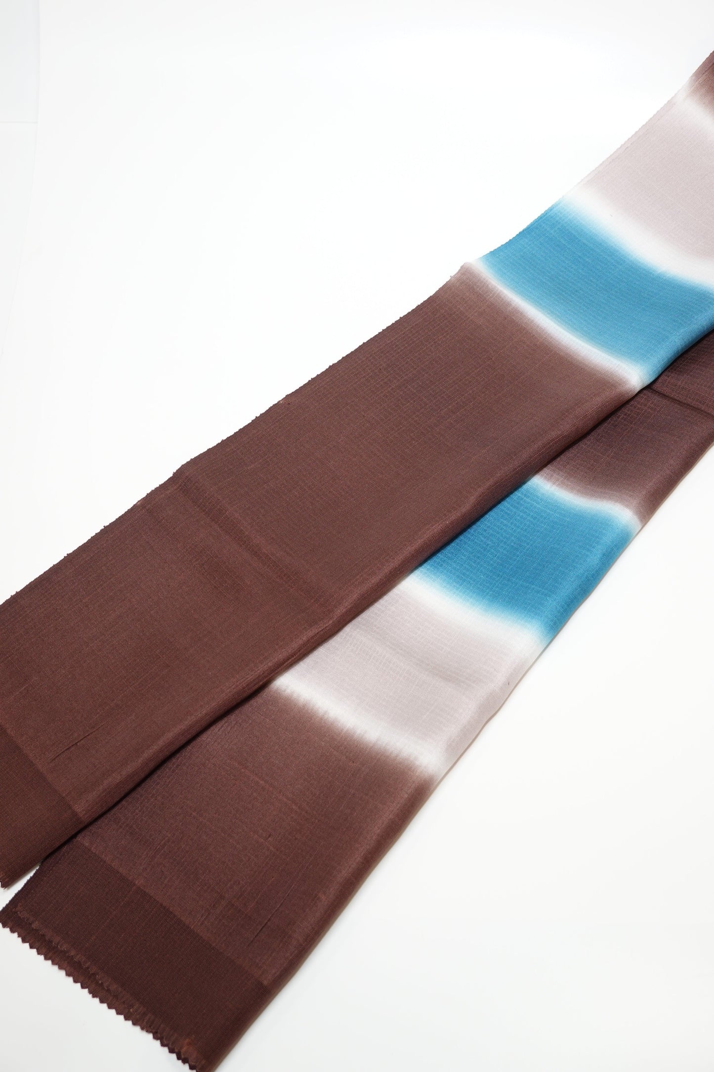 【襟の衿秀】紬地 帯揚げ ぼかし〈ブラウン 青系〉 - きものKUREHA