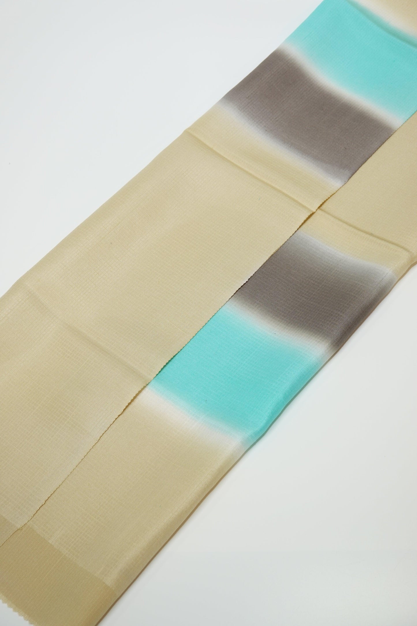 【襟の衿秀】紬地 帯揚げ ぼかし〈浅黄 水浅葱系〉 - きものKUREHA