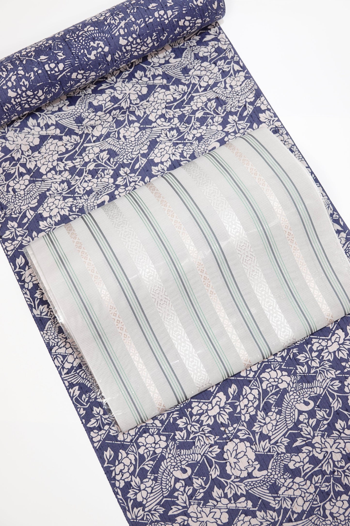 【ぜんまい紬地】紅下松煙染小紋【紅花染め下地】 - きものKUREHA