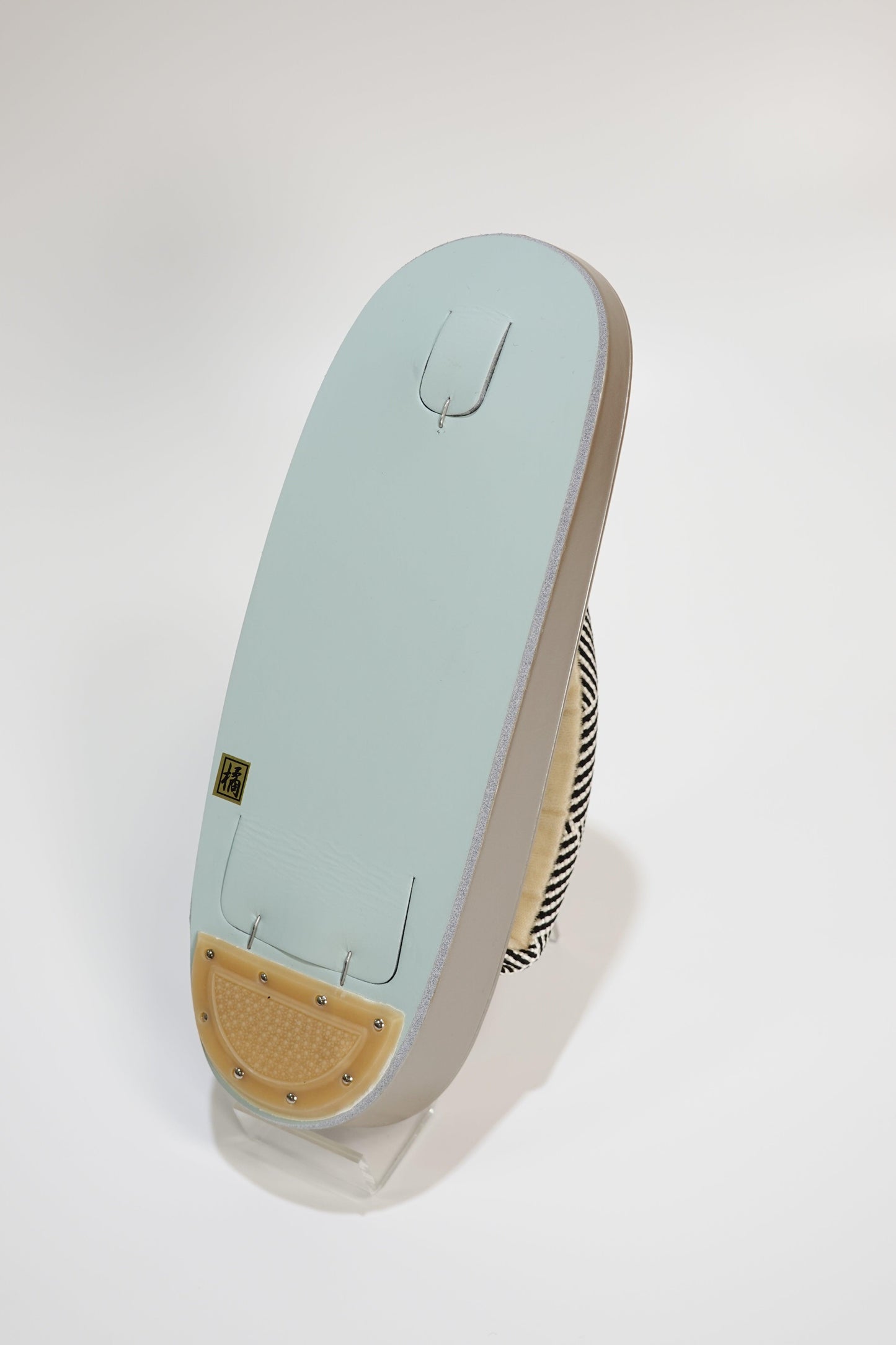 【衿秀】本革 草履 M シルバー 白金系【正絹組紐鼻緒】 - きものKUREHA