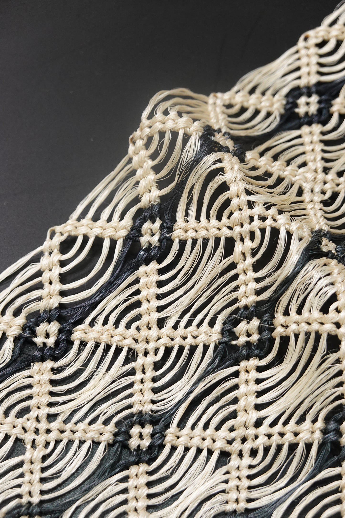 2/7入荷【誉田屋源兵衛】芭蕉角繋 半巾帯 波縞 白地黒