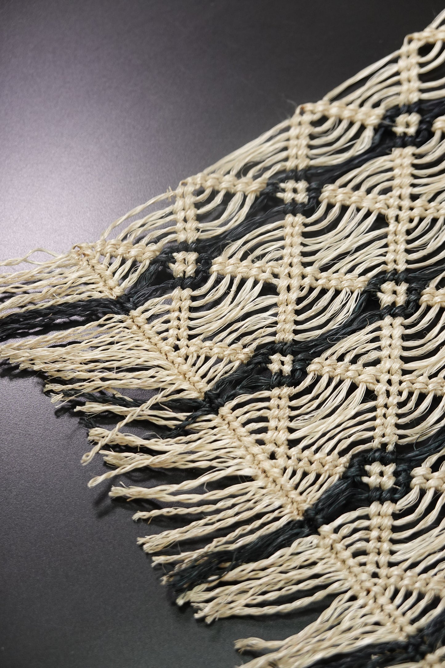 2/7入荷【誉田屋源兵衛】芭蕉角繋 半巾帯 波縞 白地黒