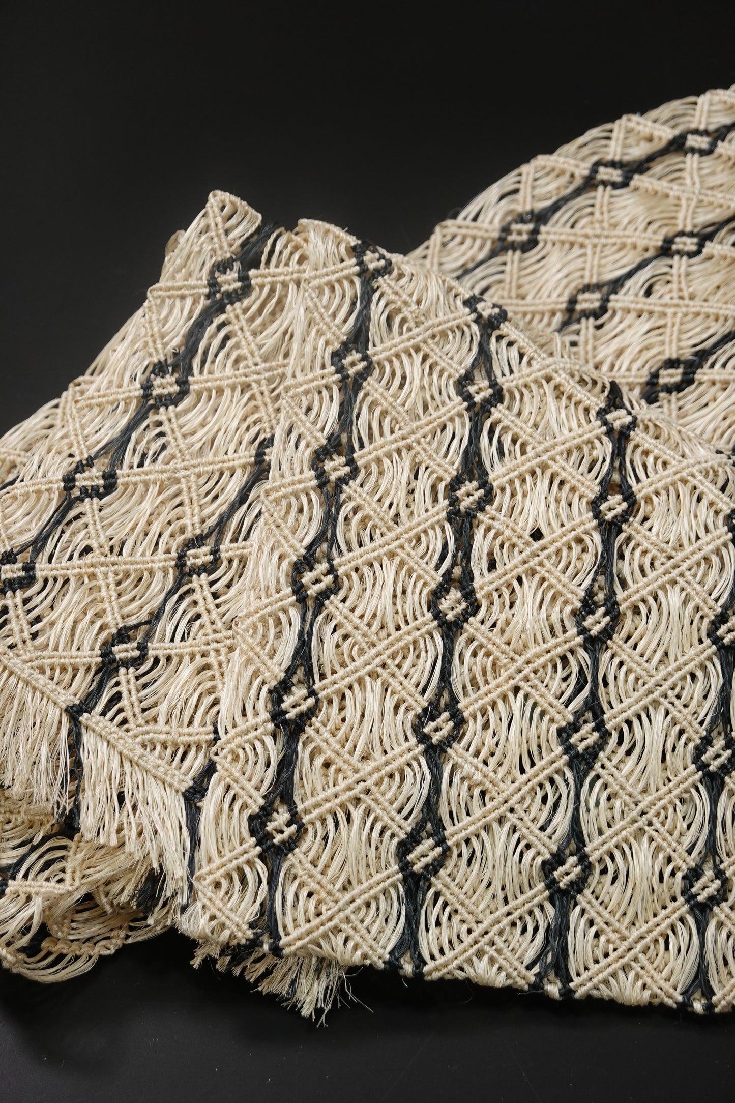 2/7入荷【誉田屋源兵衛】芭蕉角繋 半巾帯 波縞 白地黒