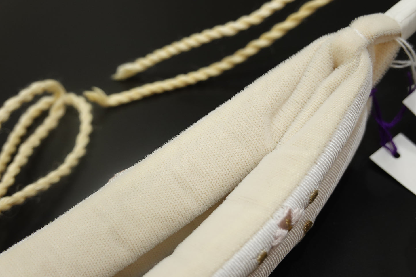 【衿秀】刺繍鼻緒 七宝に花菱 白〈鼻緒単品〉