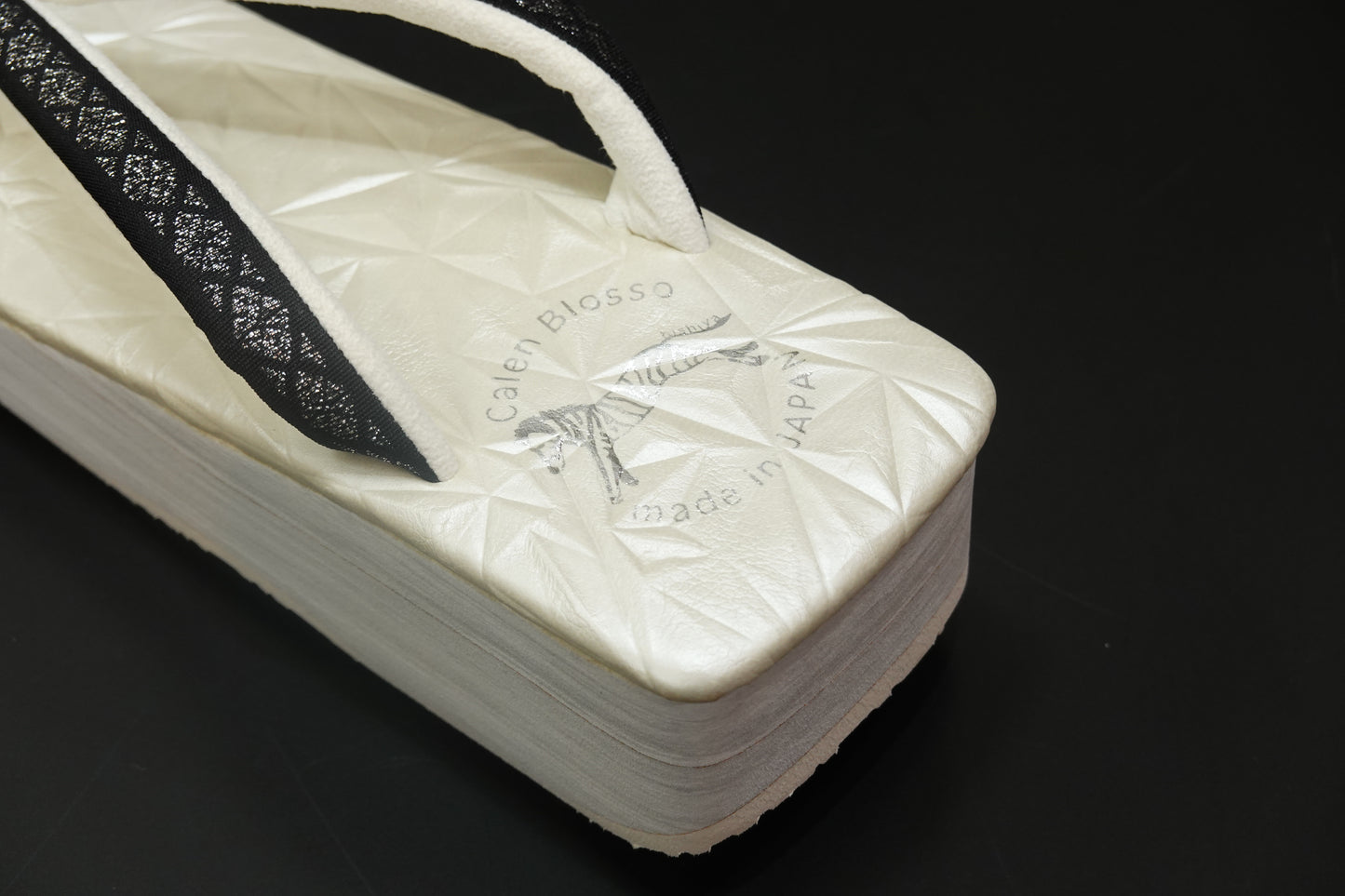 【菱屋カレンブロッソ】スクエア カフェぞうり M 博多織鼻緒黒/白台