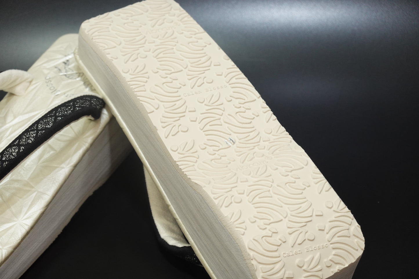 【菱屋カレンブロッソ】スクエア カフェぞうり M 博多織鼻緒黒/白台