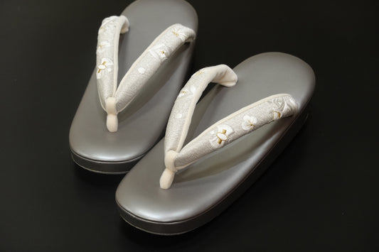 【衿秀】本革草履 宝尽くし 刺繍鼻緒 銀台 M