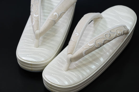 【襟の衿秀】本革草履 唐草刺繡 M ベージュ白系〈単衣･夏草履〉