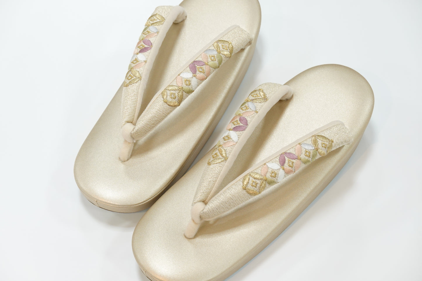 【衿秀】本革草履 七宝 金 刺繍鼻緒 薄金台 M