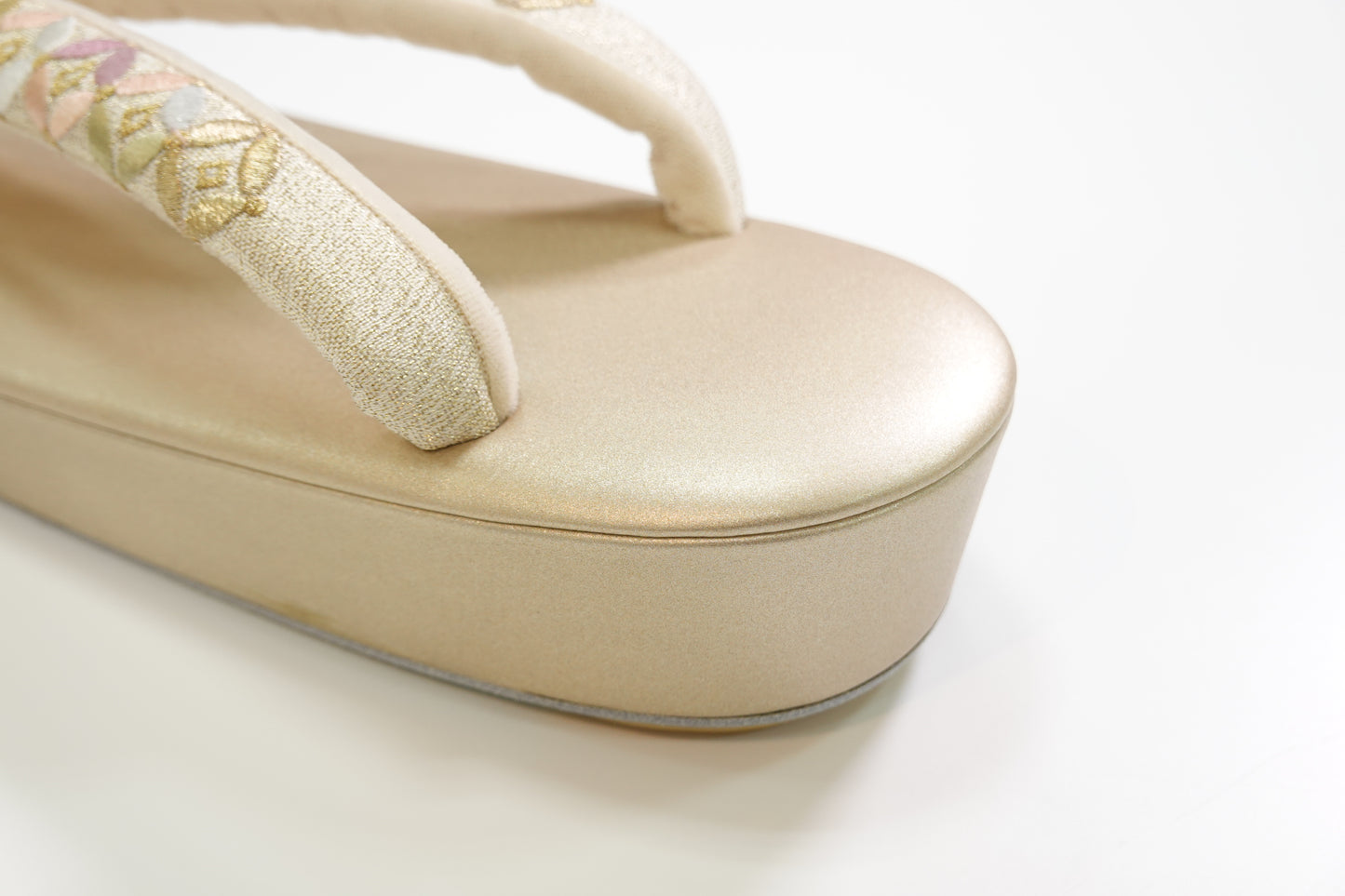 【衿秀】本革草履 七宝 金 刺繍鼻緒 薄金台 M