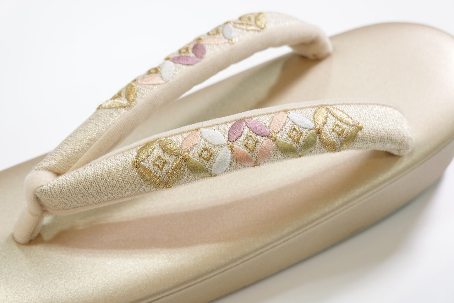 【衿秀】本革草履 七宝 金 刺繍鼻緒 薄金台 M