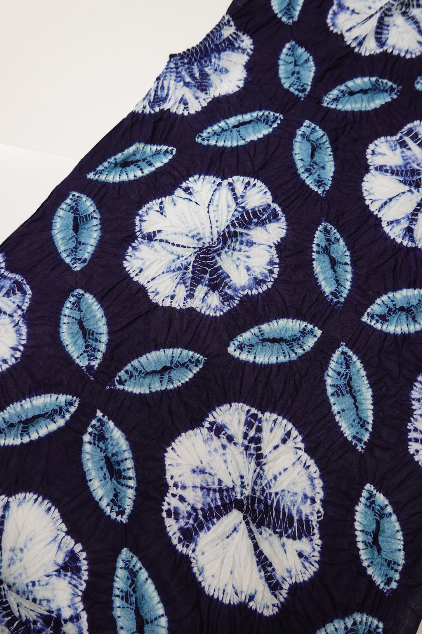 [Crafts tie-dyeing] Arimatsu tie-dyeing Yukata fabric, Shippo Boro flower pattern, navy blue [Traditional craft, Arimatsu Narumi tie-dyeing]