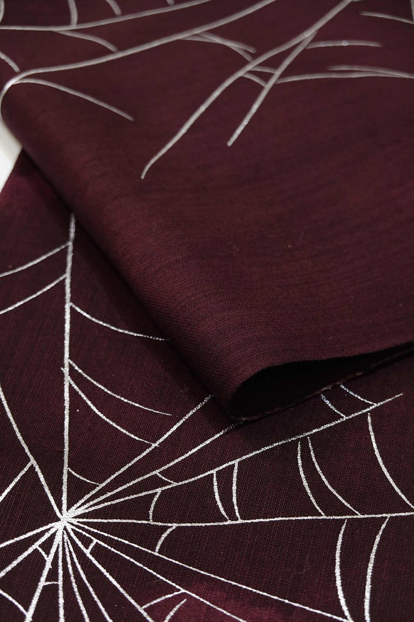 【誉田屋源兵衛】浴衣地『蜘蛛の巣』バーガンディ 箔〈綿麻〉