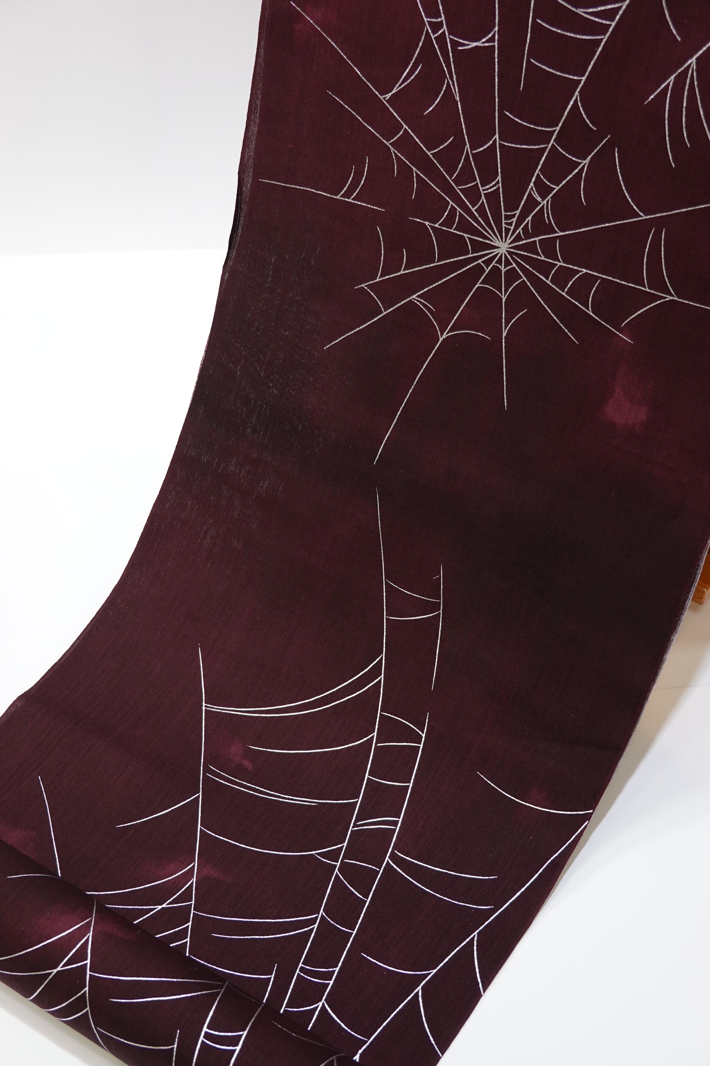 【誉田屋源兵衛】浴衣地『蜘蛛の巣』バーガンディ 箔〈綿麻〉