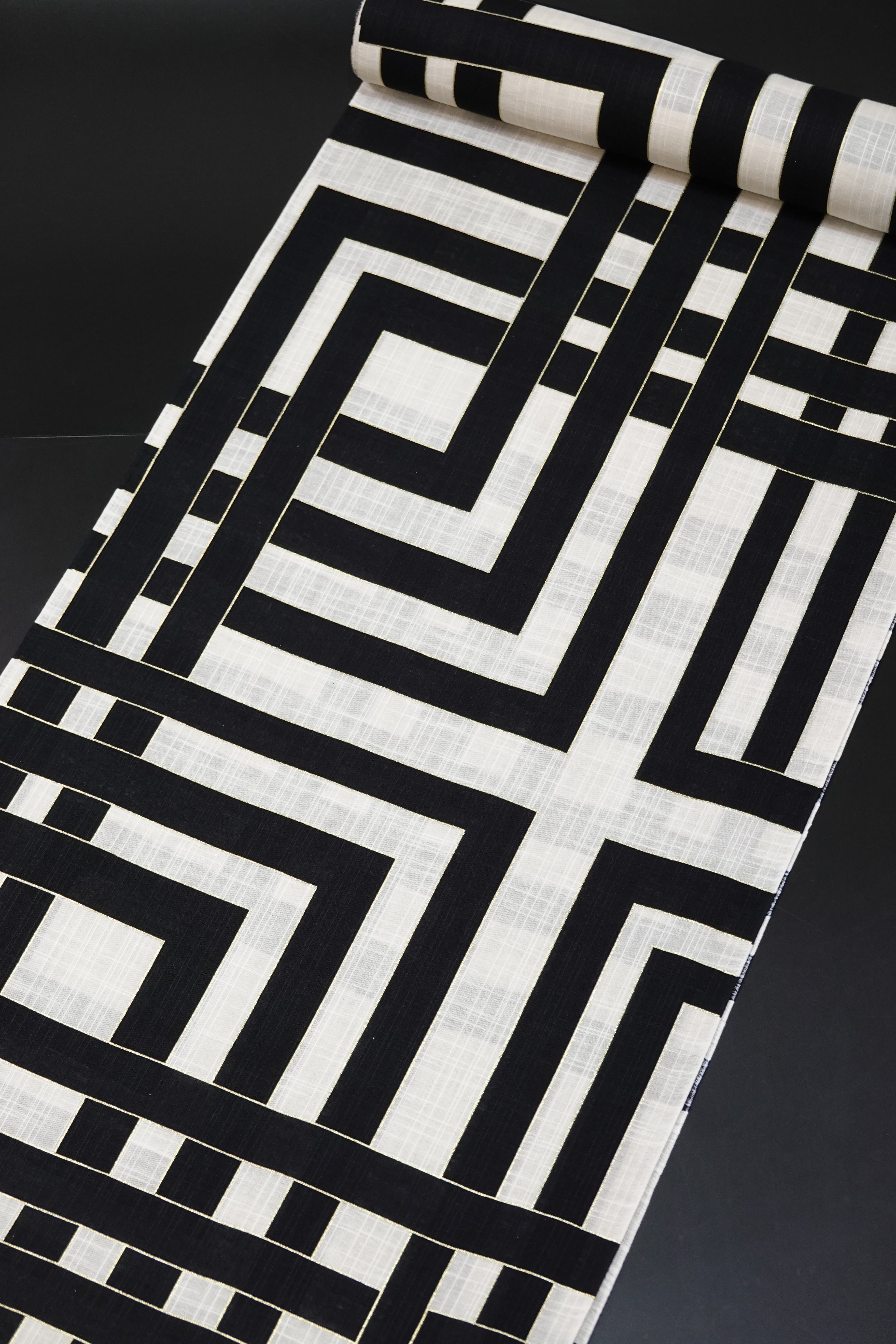 燕脂　黒　格子柄　裂織 燕脂 黒 格子柄 裂織 絢 紋織 斜柄 黒｜取扱商品 ｜ 株式