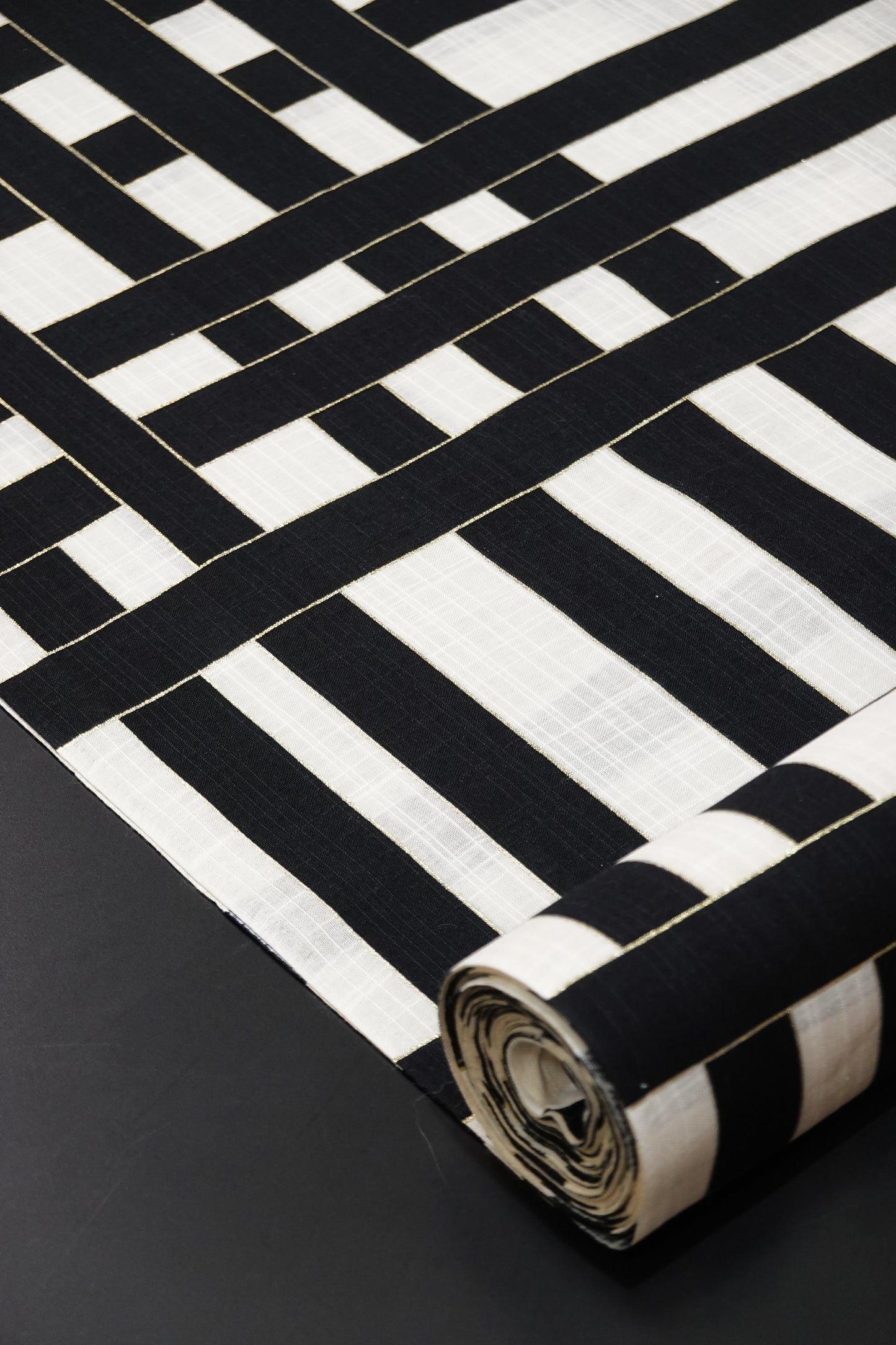 【誉田屋源兵衛】浴衣地『喜左エ門』白地に黒〈綿 麻〉