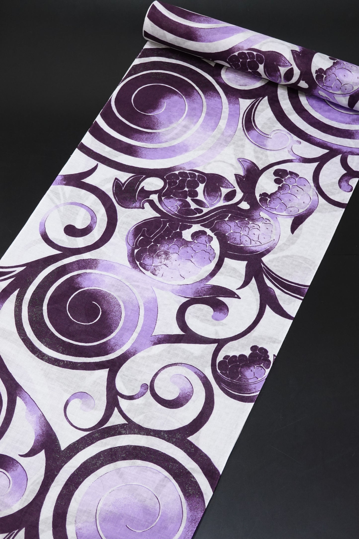 【誉田屋源兵衛】浴衣地『アラベスク聖泉』白紫/黒漆〈綿100％〉