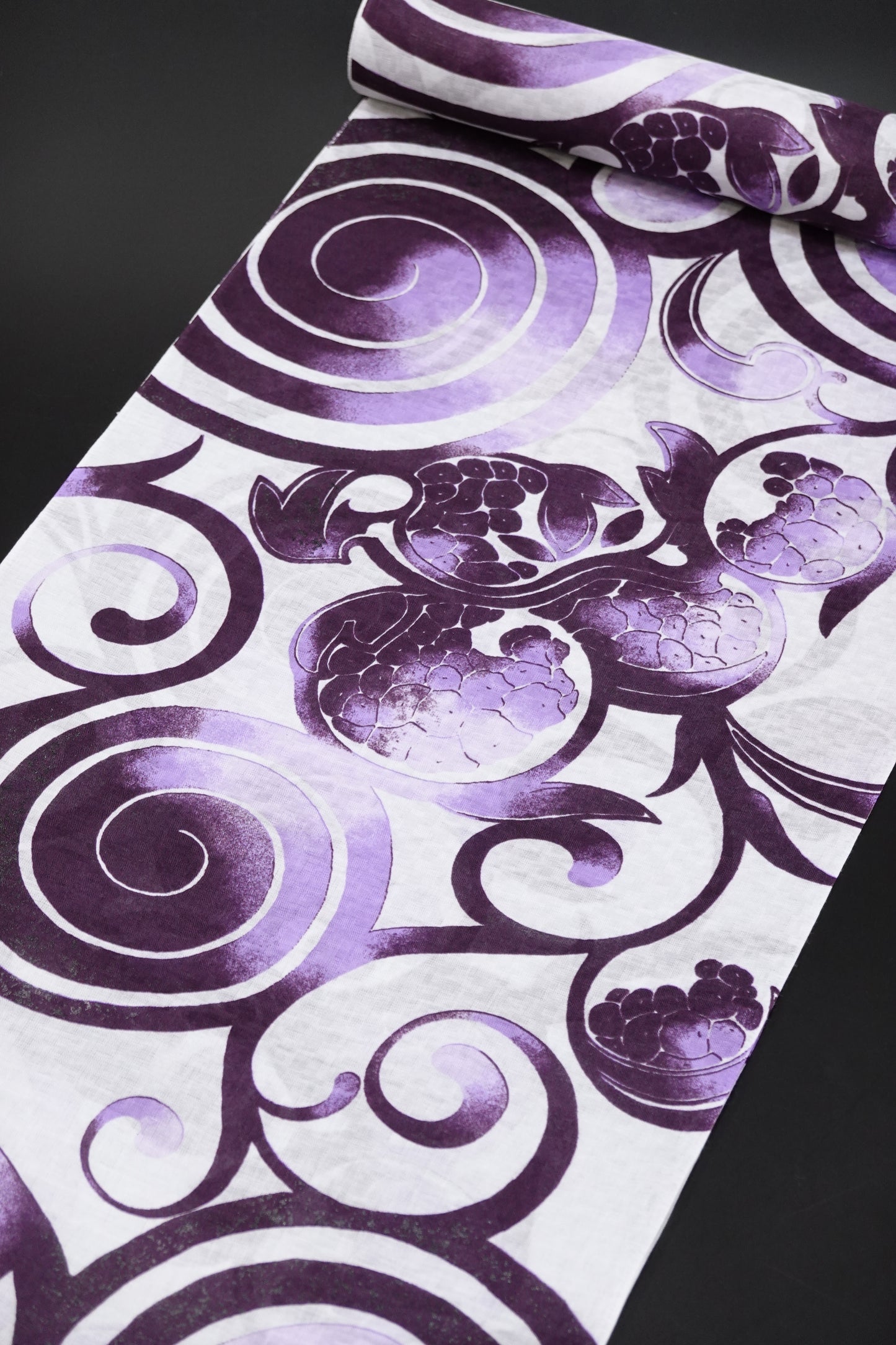 【誉田屋源兵衛】浴衣地『アラベスク聖泉』白紫/黒漆〈綿100％〉