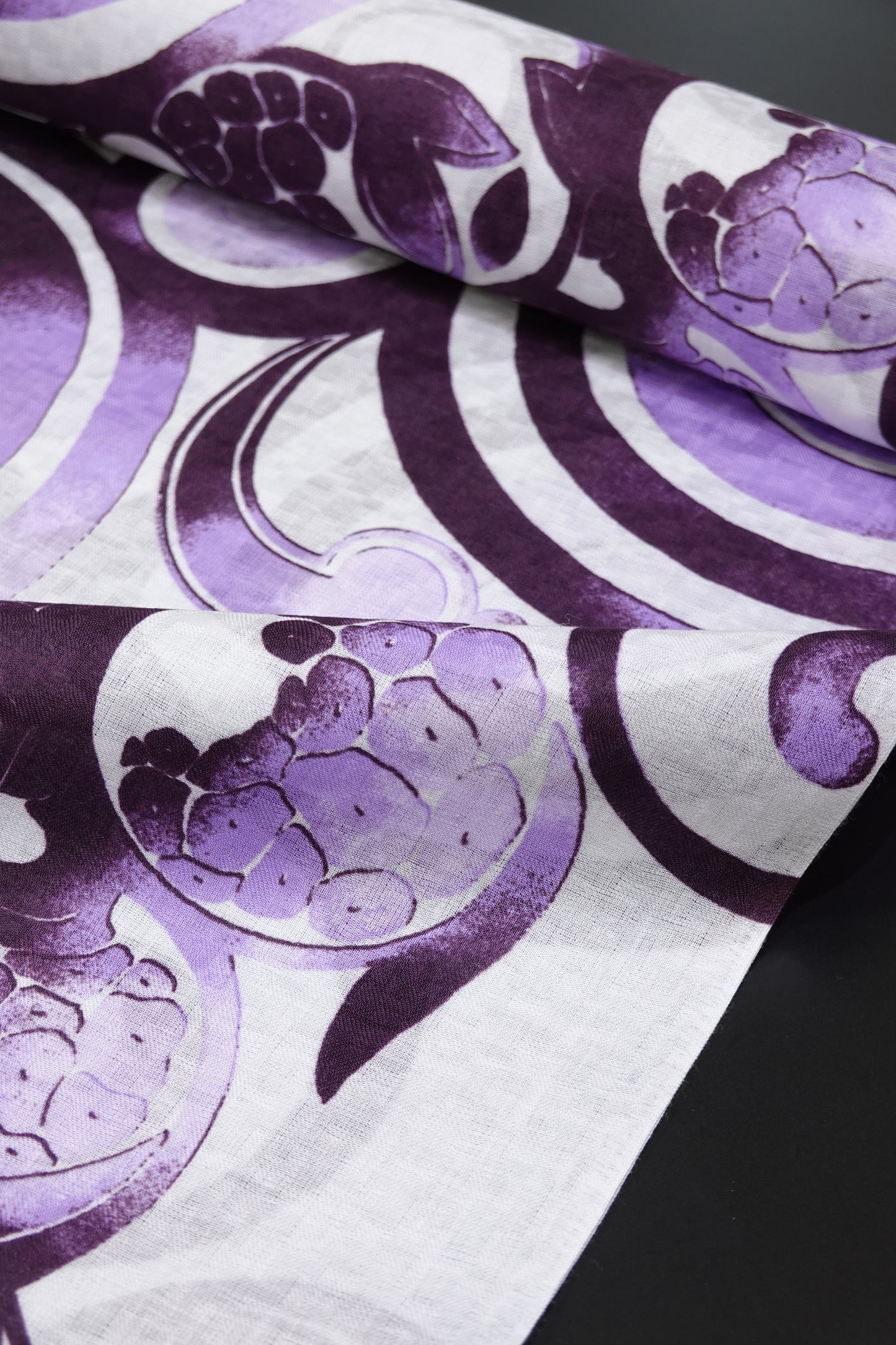 【誉田屋源兵衛】浴衣地『アラベスク聖泉』白紫/黒漆〈綿100％〉