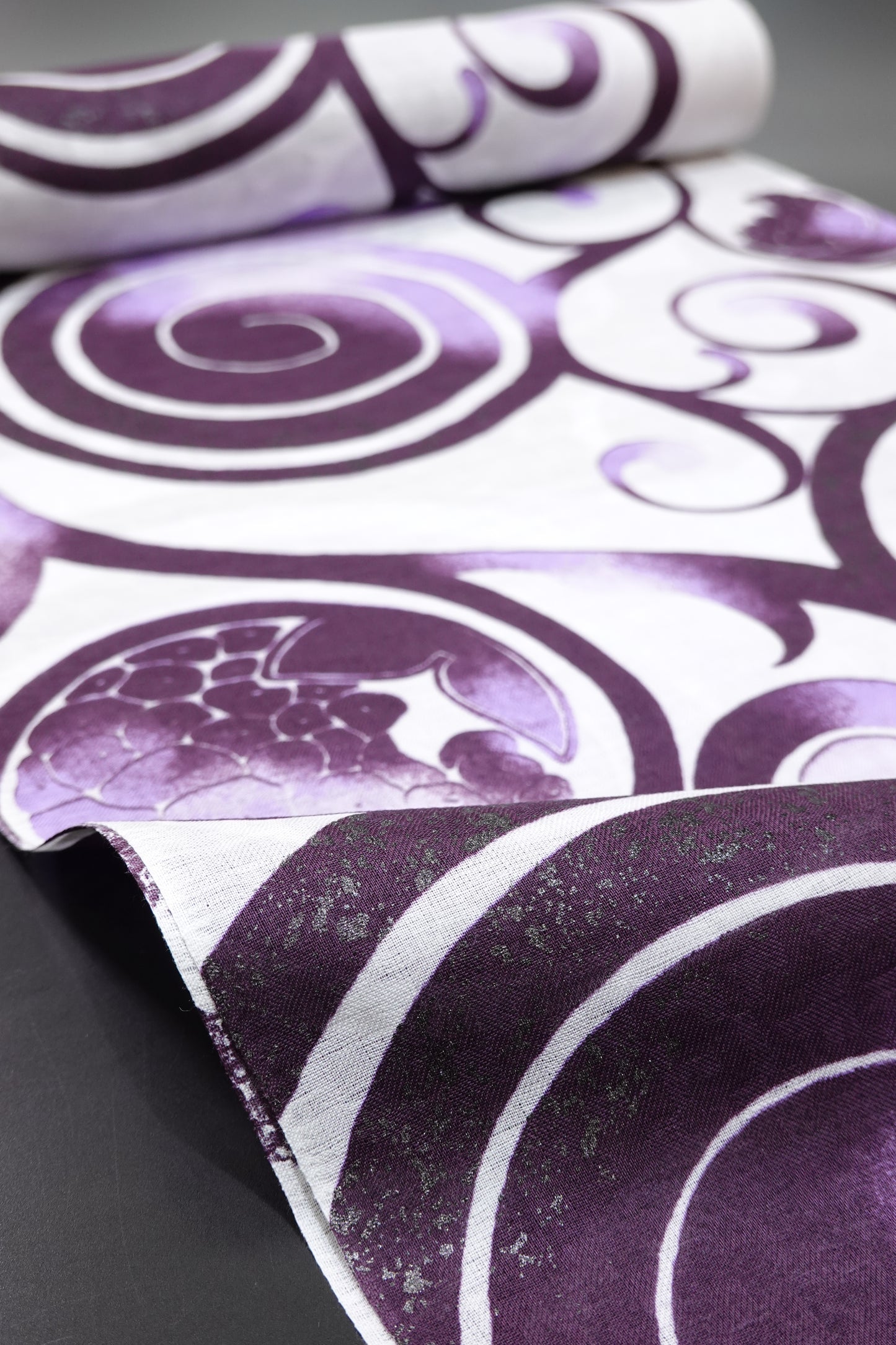 【誉田屋源兵衛】浴衣地『アラベスク聖泉』白紫/黒漆〈綿100％〉