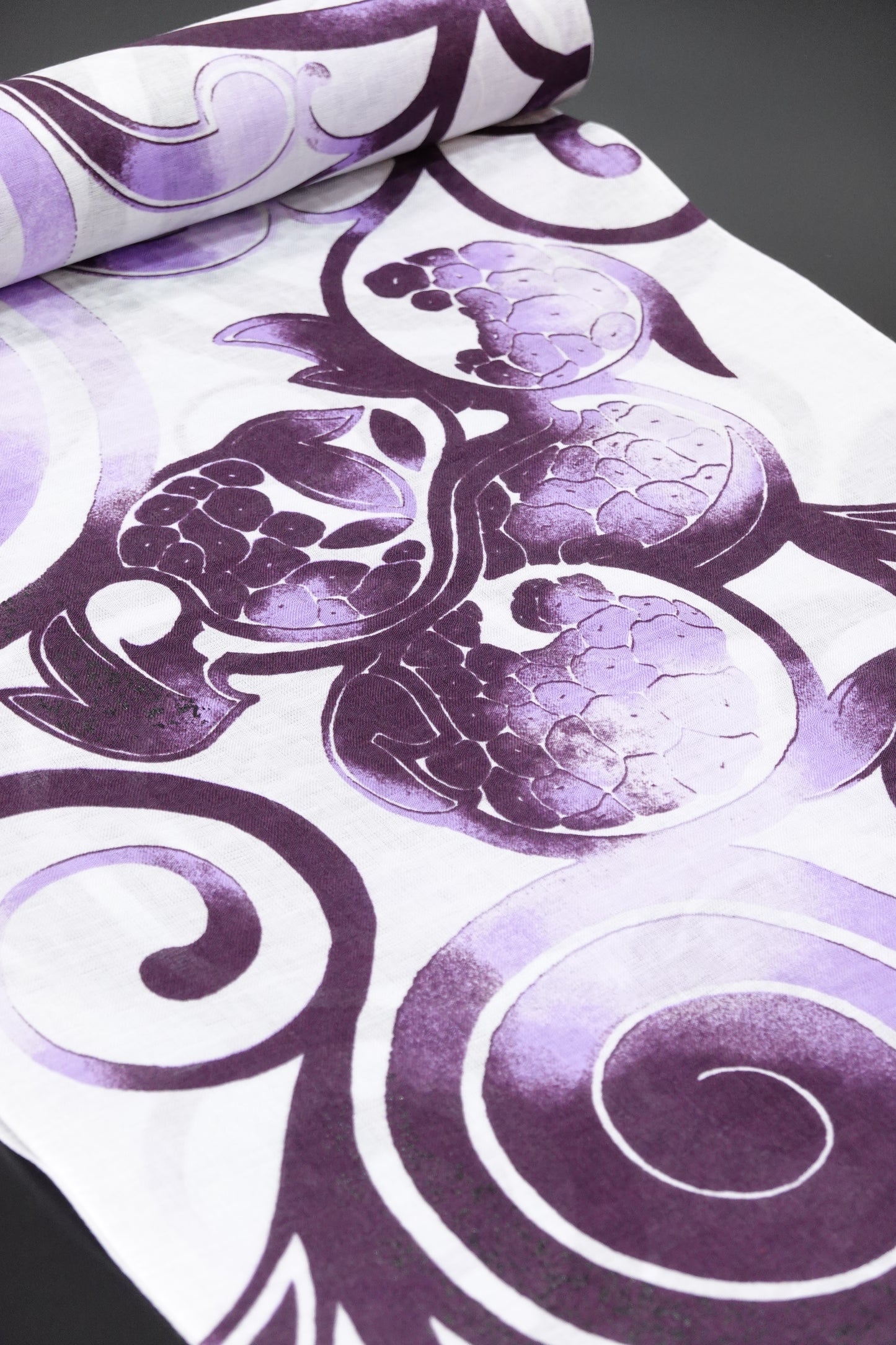 【誉田屋源兵衛】浴衣地『アラベスク聖泉』白紫/黒漆〈綿100％〉