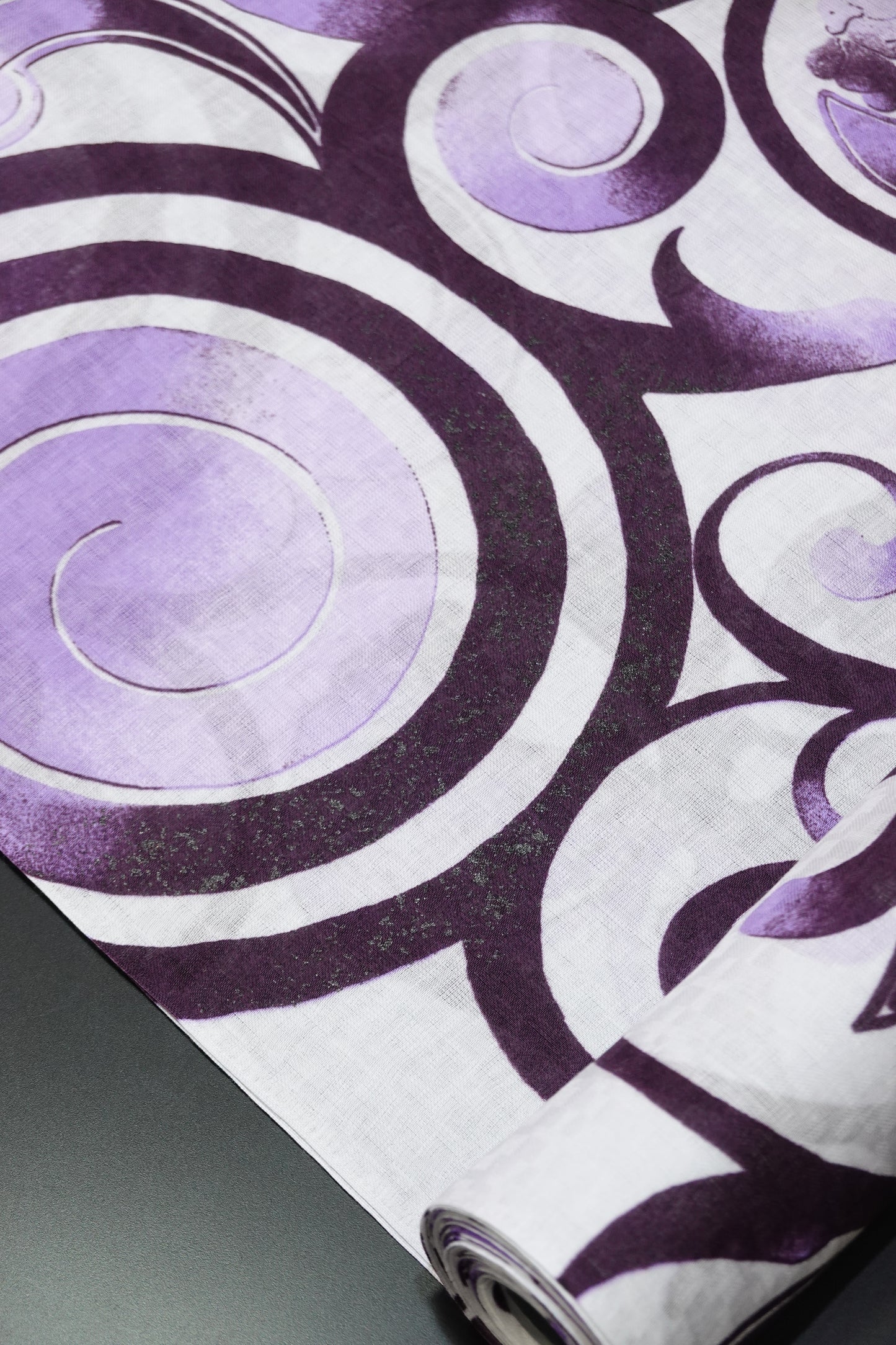 【誉田屋源兵衛】浴衣地『アラベスク聖泉』白紫/黒漆〈綿100％〉