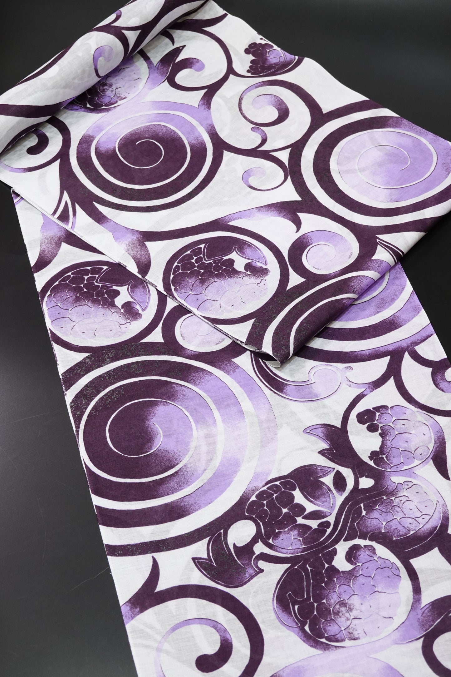 【誉田屋源兵衛】浴衣地『アラベスク聖泉』白紫/黒漆〈綿100％〉