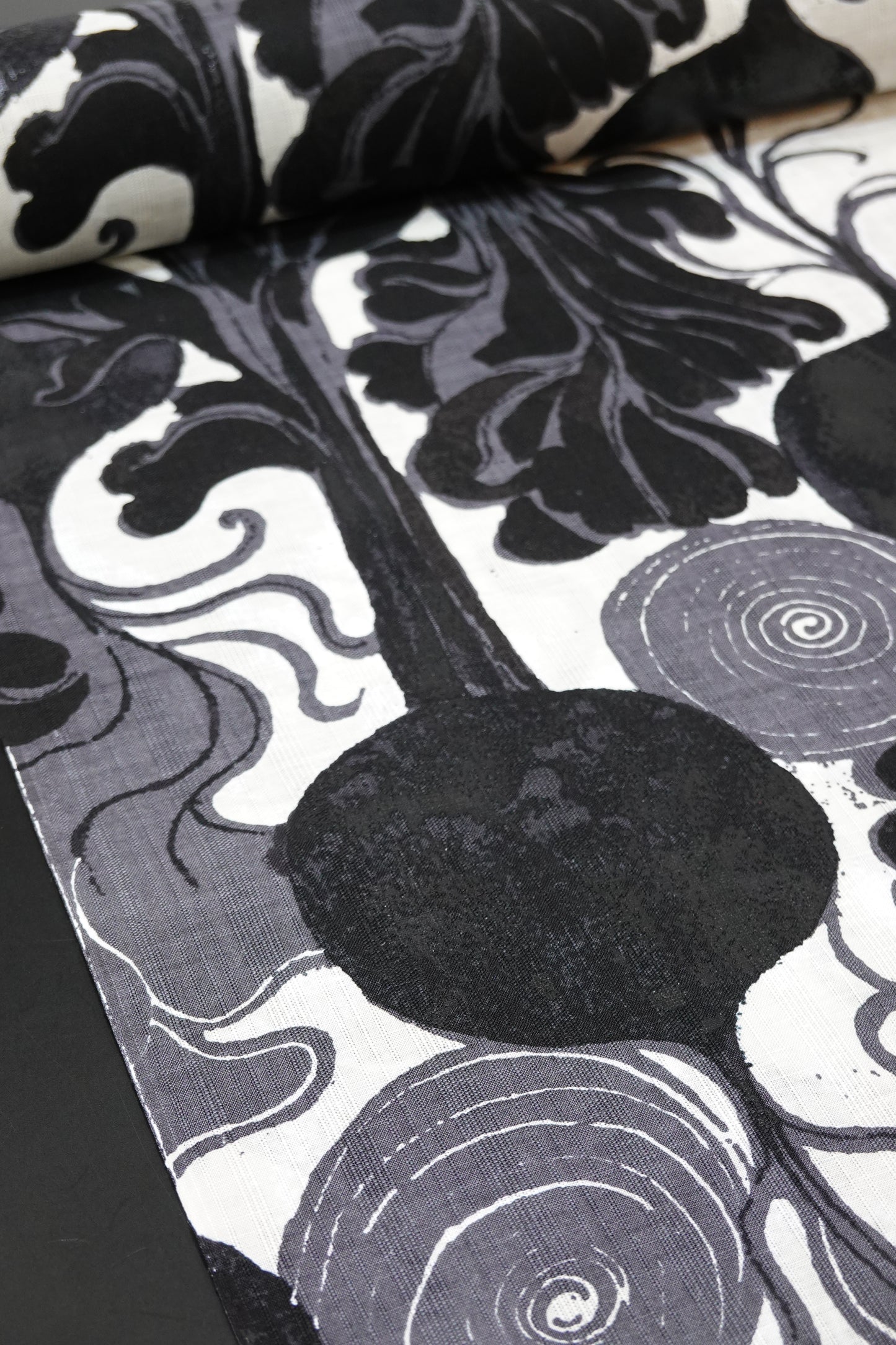 [Kodaya Genbei] Yukata Fabric "Goddess Demeter" Black and White/Black Lacquer (Cotton and Linen)