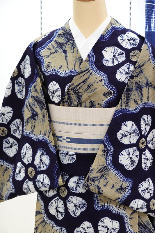 [Crafts tie-dyeing] Arimatsu tie-dyeing yukata fabric "Flowing Flowers" white tea [Traditional craft Arimatsu Narumi tie-dyeing]