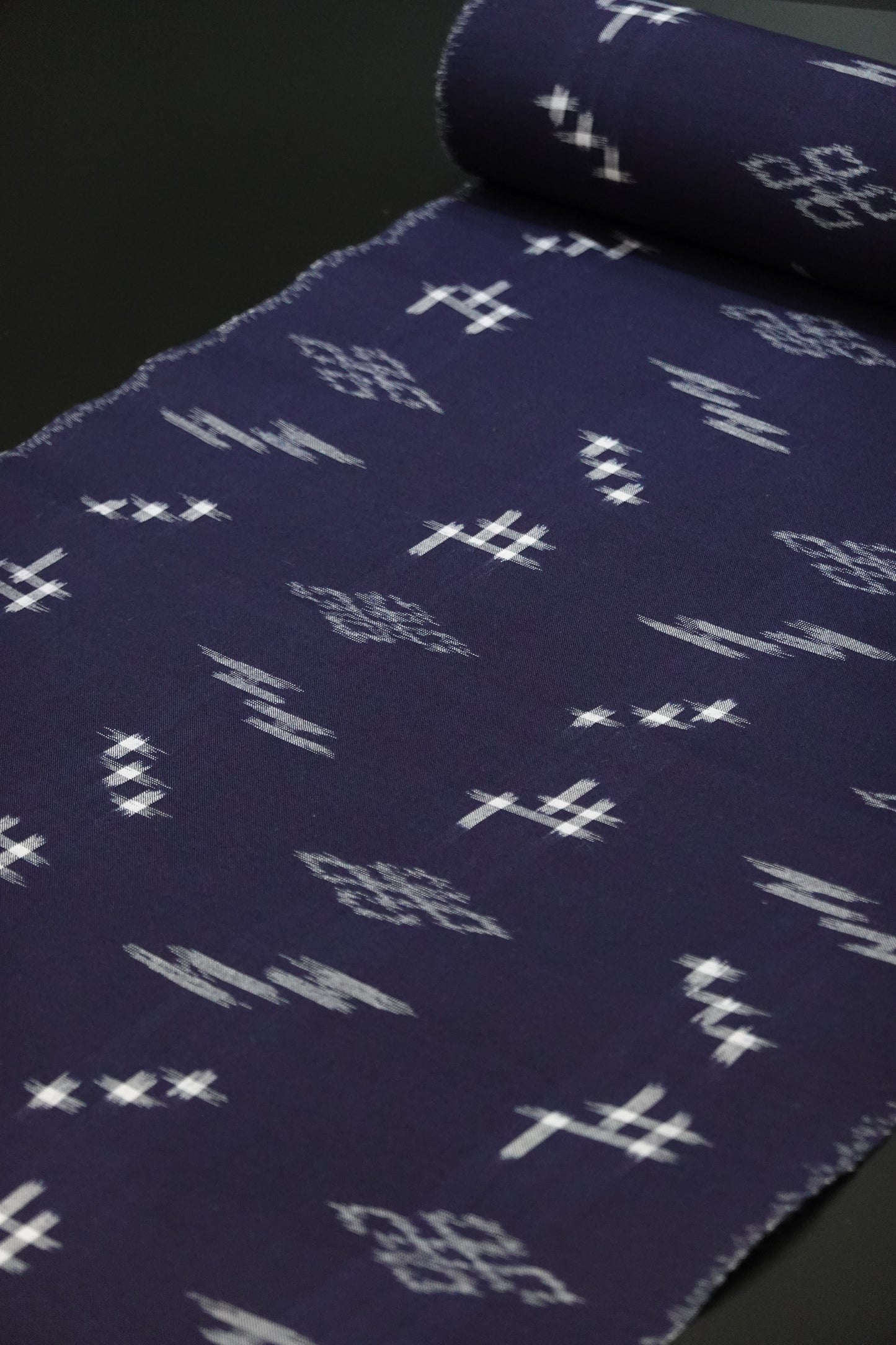 [Sakata Textiles] Kurume Kasuri Kimono Fabric, Diagonal Igata Pattern with Haze Design, Navy Blue (Cotton Kimono) 