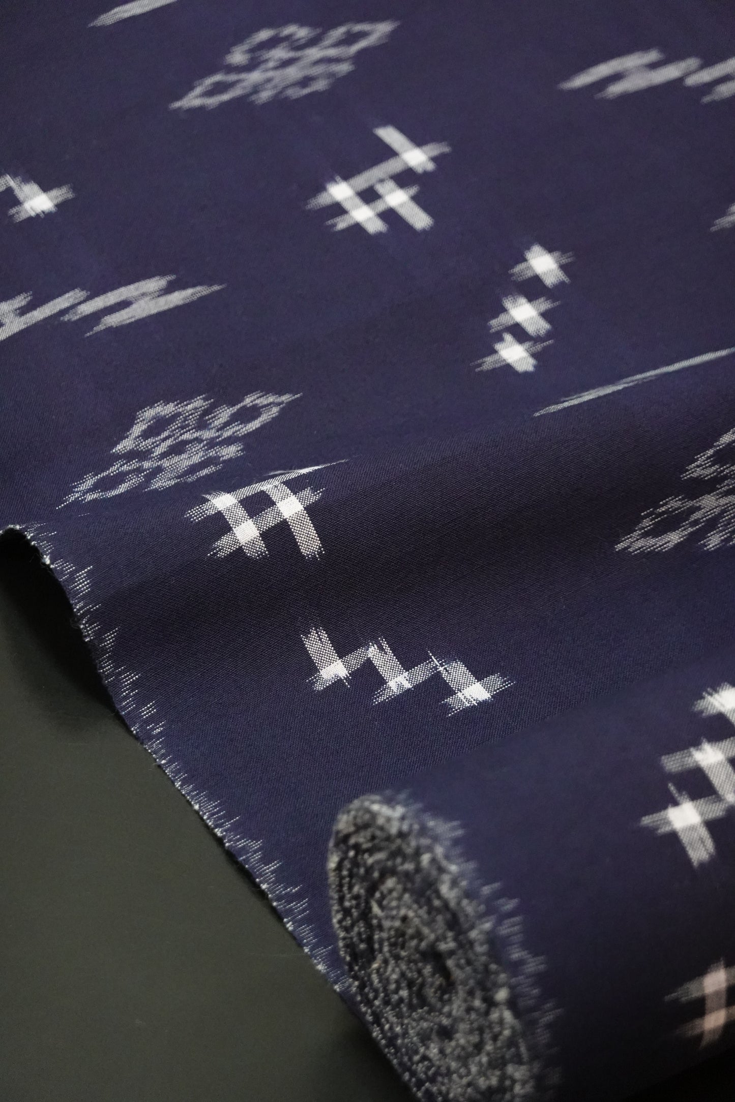 [Sakata Textiles] Kurume Kasuri Kimono Fabric, Diagonal Igata Pattern with Haze Design, Navy Blue (Cotton Kimono) 