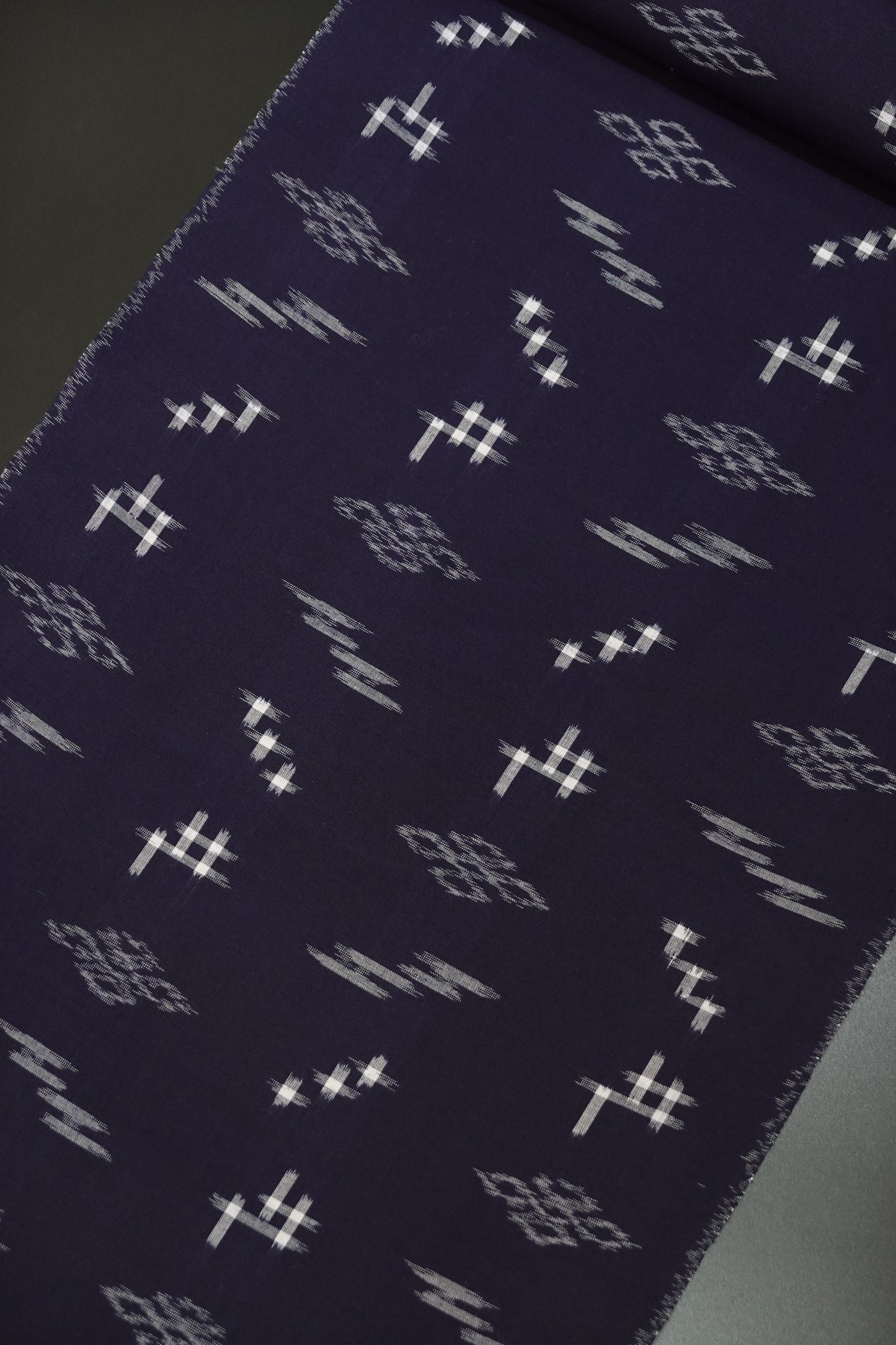 [Sakata Textiles] Kurume Kasuri Kimono Fabric, Diagonal Igata Pattern with Haze Design, Navy Blue (Cotton Kimono) 