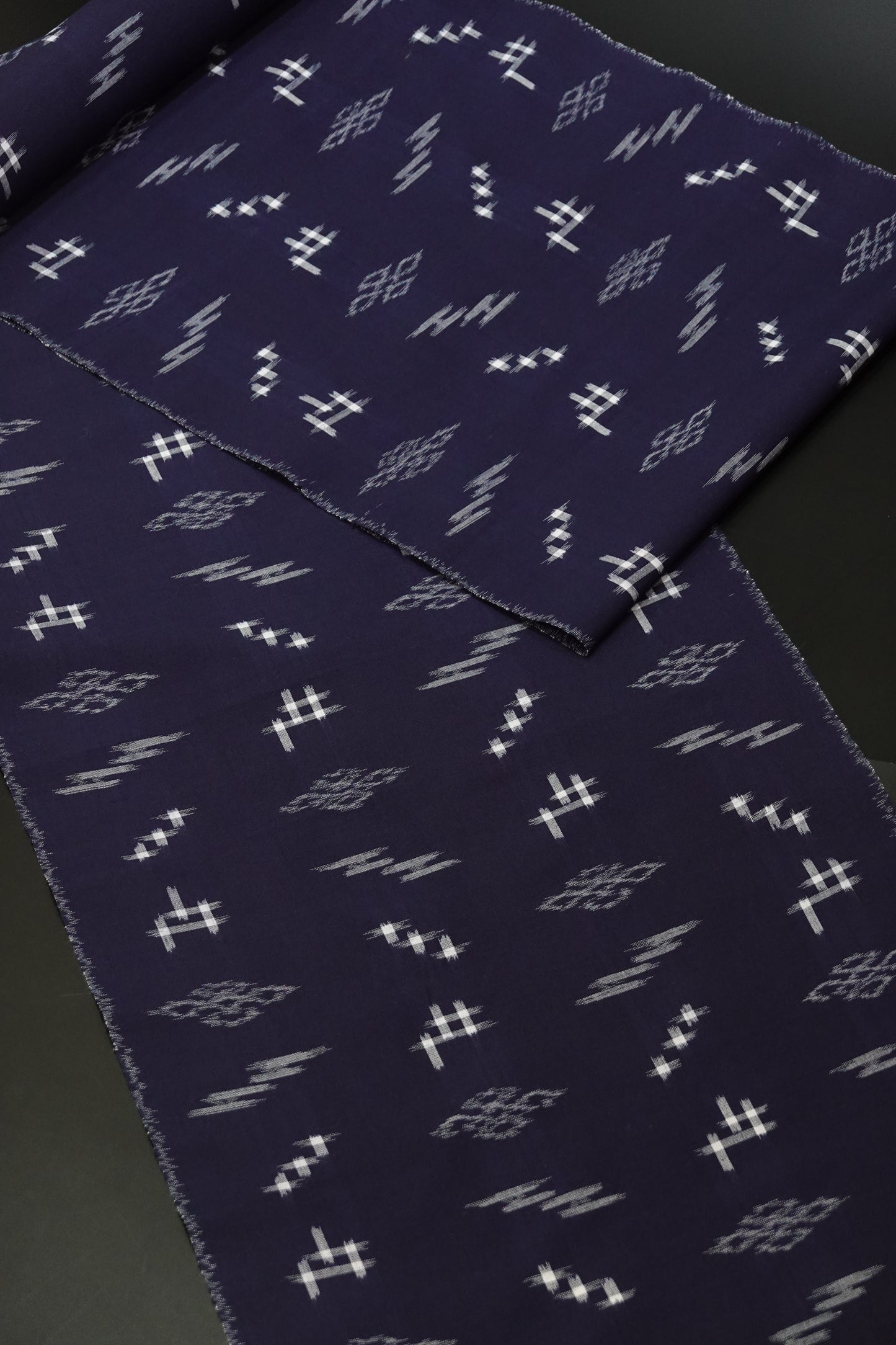 [Sakata Textiles] Kurume Kasuri Kimono Fabric, Diagonal Igata Pattern with Haze Design, Navy Blue (Cotton Kimono) 