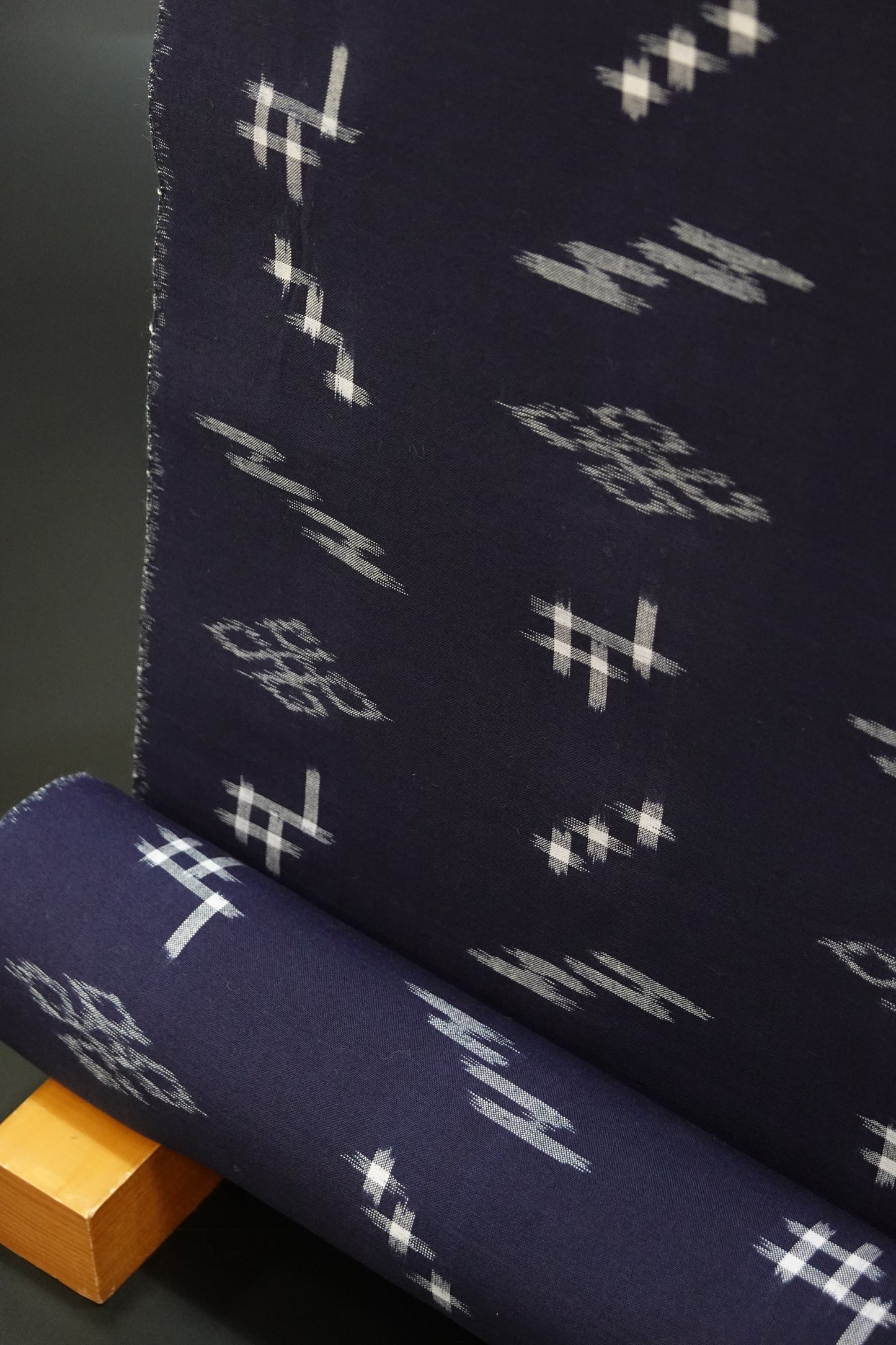 [Sakata Textiles] Kurume Kasuri Kimono Fabric, Diagonal Igata Pattern with Haze Design, Navy Blue (Cotton Kimono) 