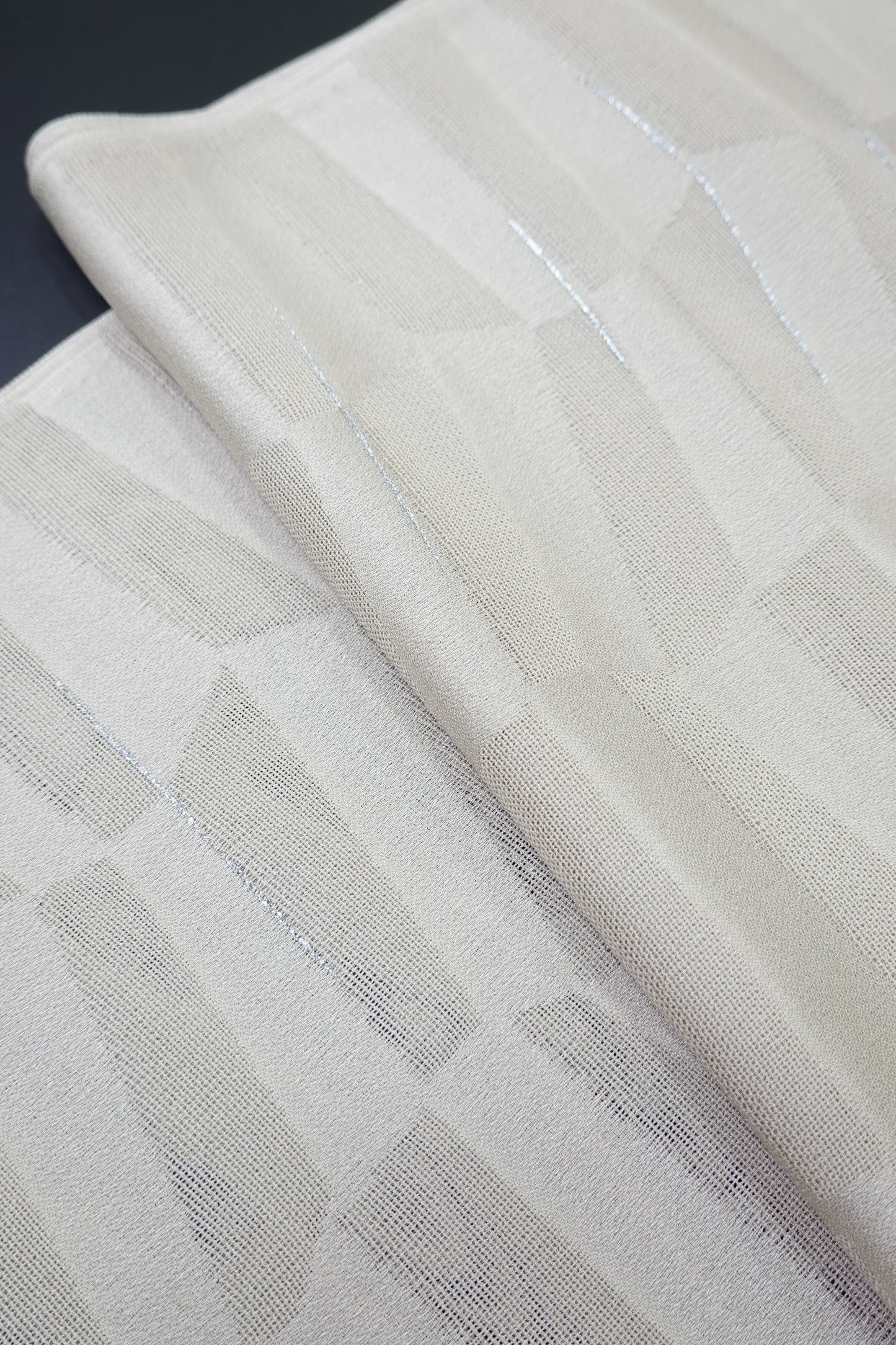 〈夏〉帯揚げ 幾何学地紋 銀彩 茶鼠