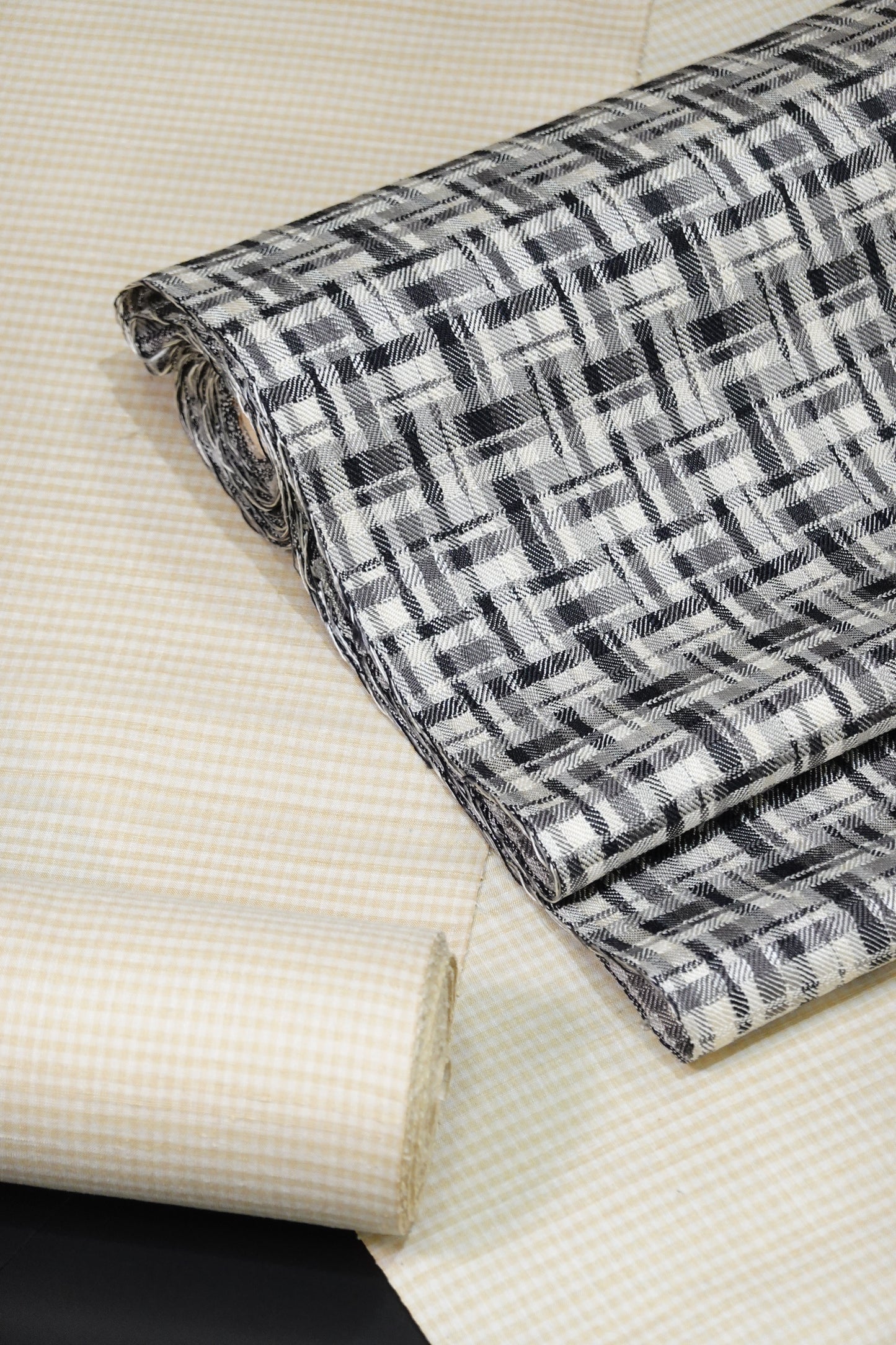 [Mitsuyama Tsumugi] Plant-dyed handwoven tsumugi kimono fabric with small check pattern [Megumi Yokoyama]