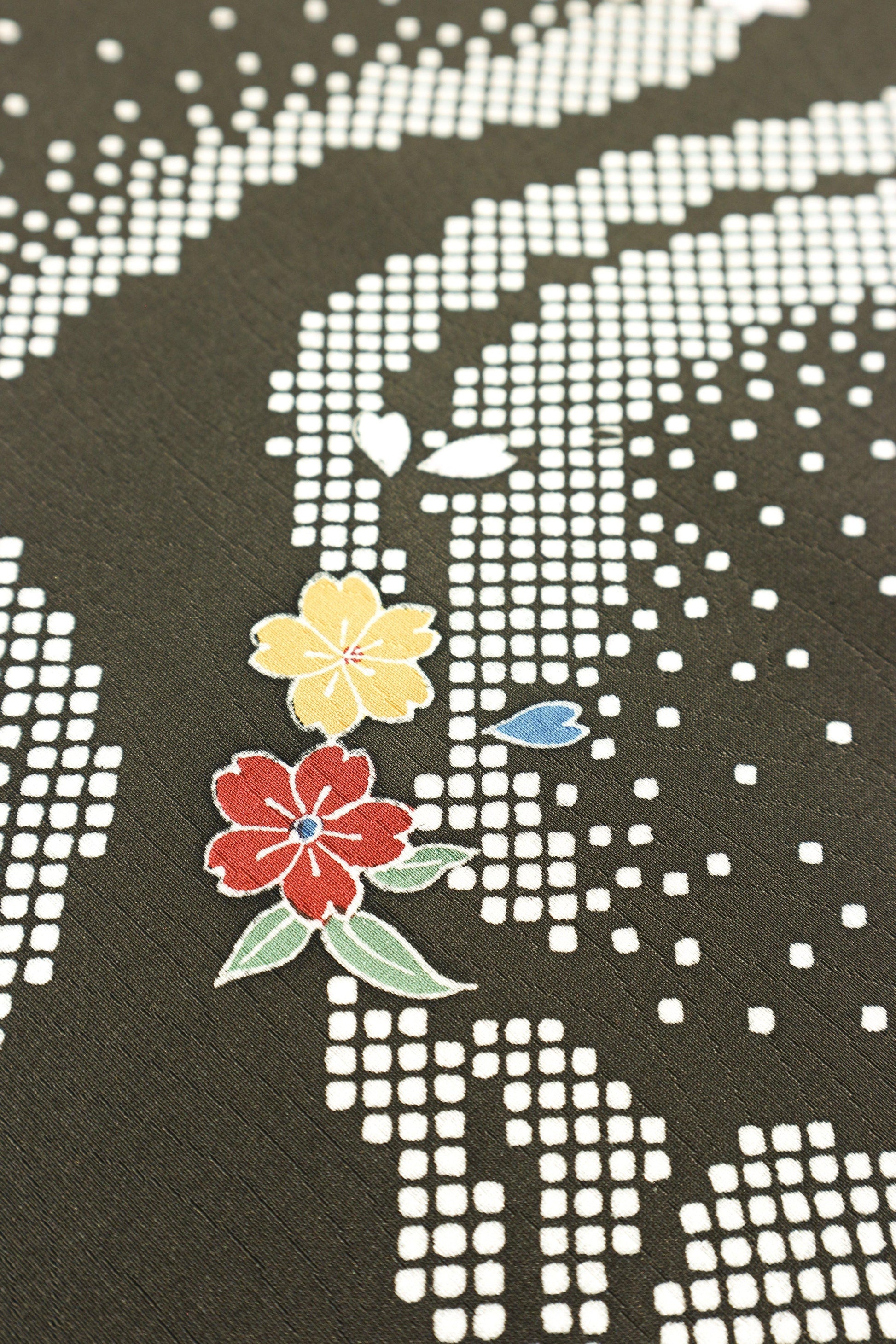 【襟の衿秀】型染め帯揚げ　流れ花　古典 - kimono KUREHA