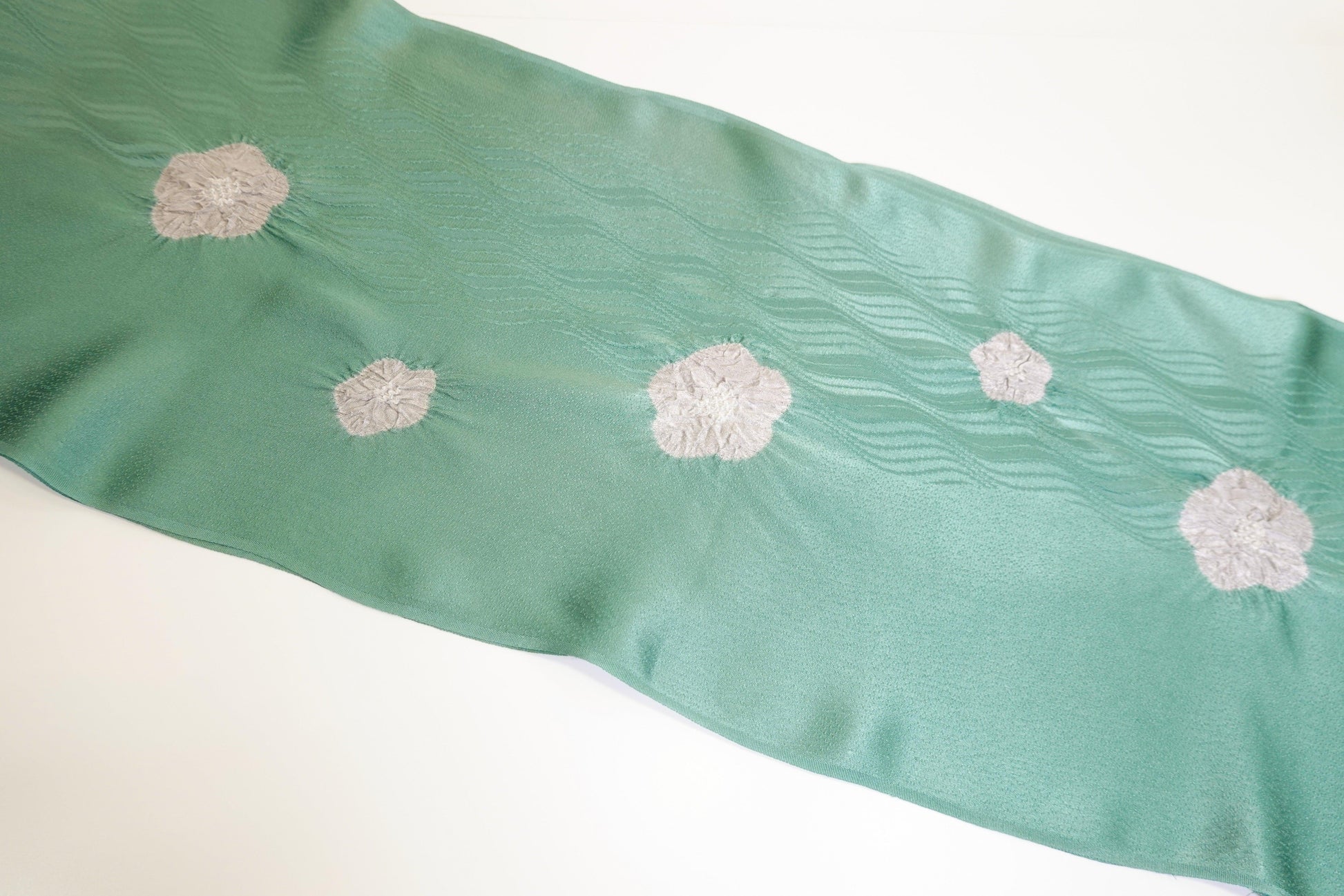 【襟の衿秀】 正絹帯揚げ 輪出し絞り 梅 波地紋 - kimono KUREHA
