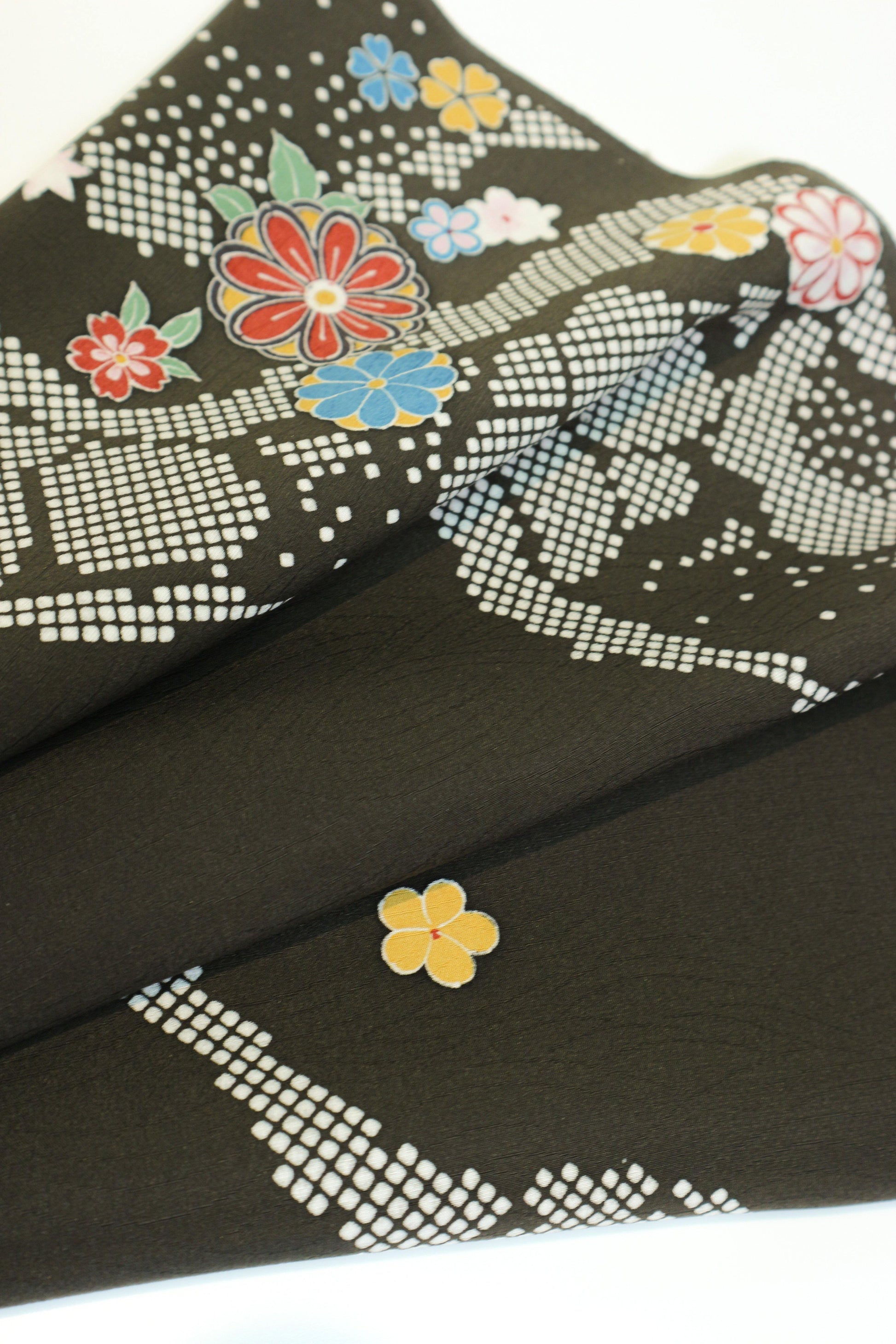 【襟の衿秀】型染め帯揚げ　流れ花　古典 - kimono KUREHA